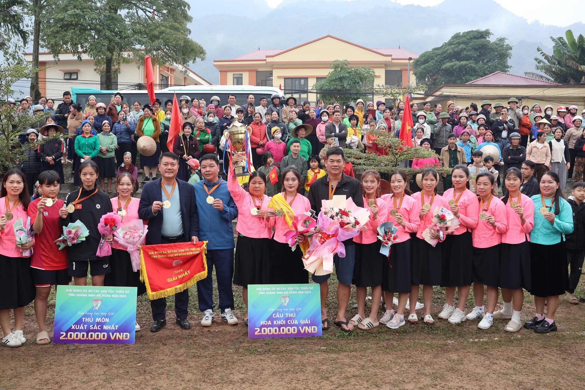 Đội bóng nữ Lâm Thượng trích thưởng ủng hộ miền Trung: Tình người đẹp như hương cốm mùa mới 2 596299888 2039290120247096 1940751979199304353 n