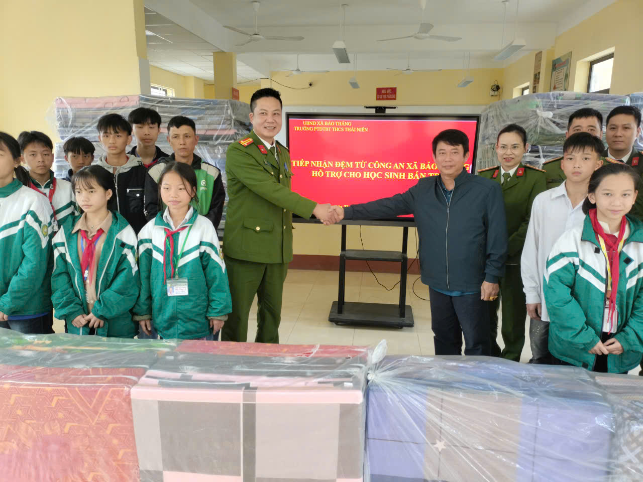 Những chiếc đệm ấm giữa mùa đông: Công an xã Bảo Thắng sẻ chia cùng học sinh bán trú Thái Niên 1 596543079 795343903564883 889354731662906794 n