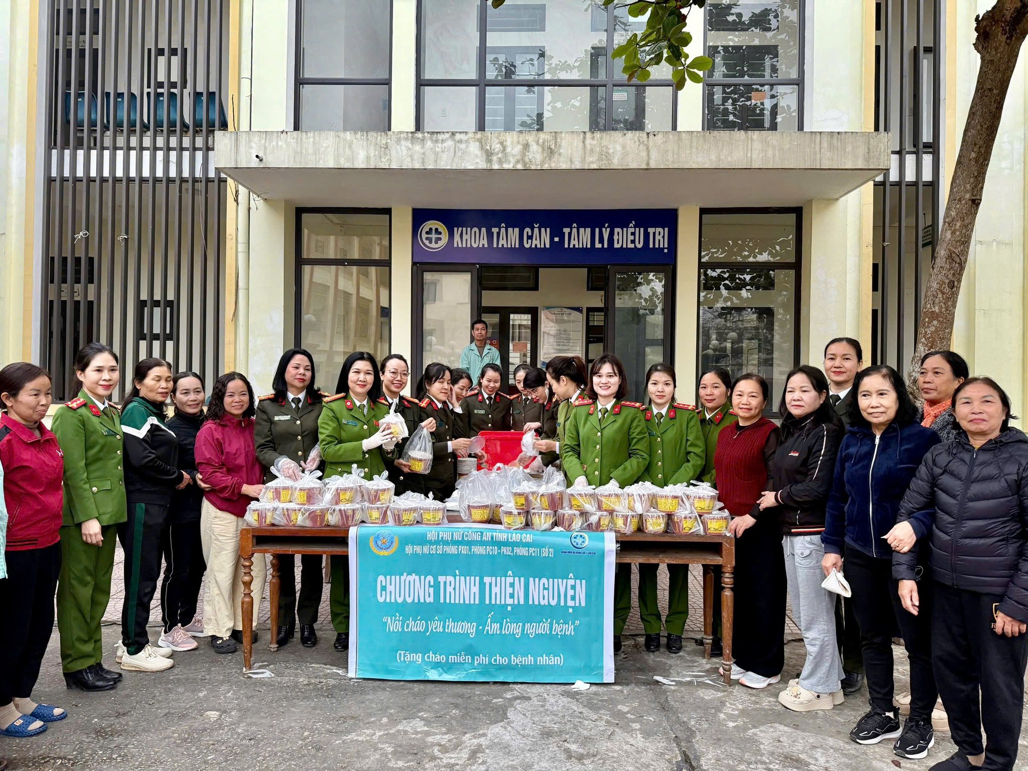 “Nồi cháo yêu thương” của nữ chiến sĩ Công an Lào Cai sưởi ấm người bệnh mùa cuối năm 8 596555411 1181045184219790 90335272979508788 n
