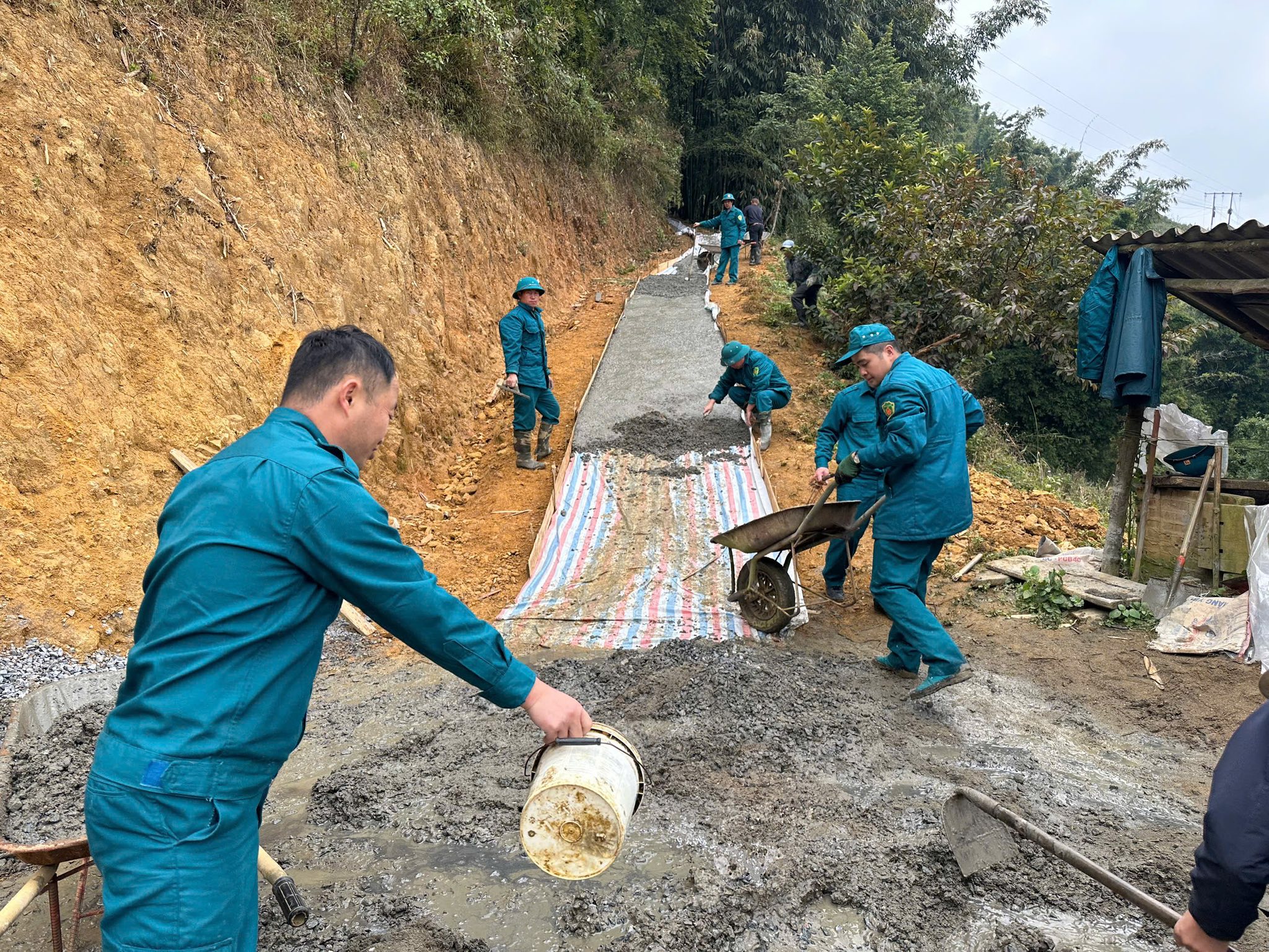 Sa Pa vào cuộc “100 ngày đêm”, quân – dân chung sức làm đường đẹp khu phố du lịch 3 596563661 1391694082966653 4657395358878124816 n
