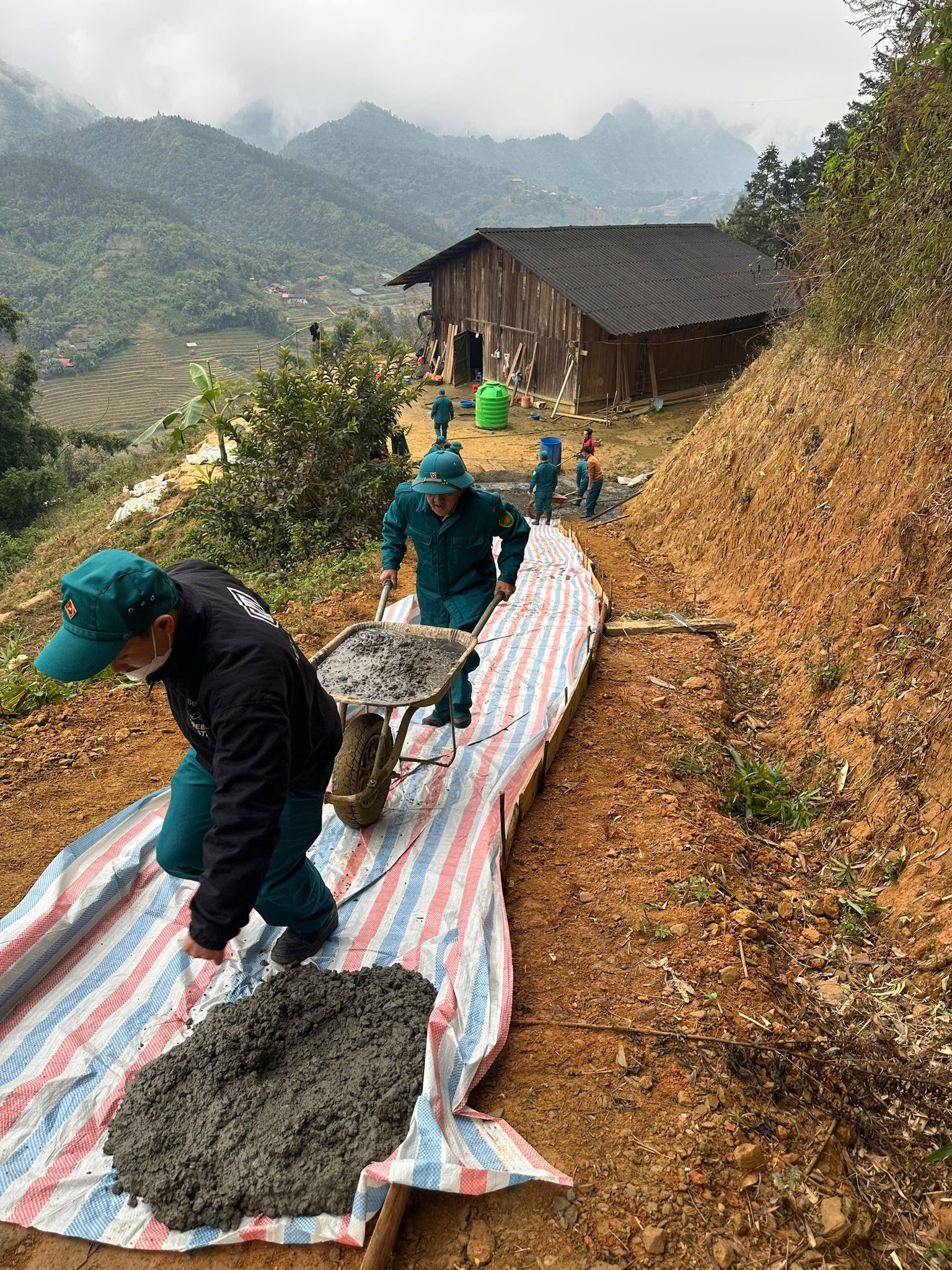 Sa Pa vào cuộc “100 ngày đêm”, quân – dân chung sức làm đường đẹp khu phố du lịch 1 596807993 1391694126299982 1321284480107466885 n