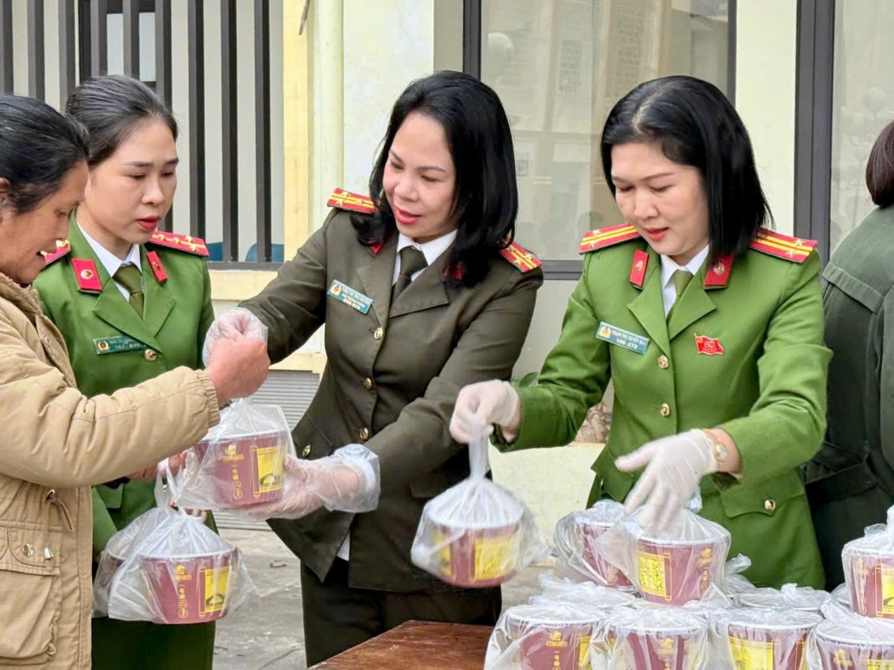 “Nồi cháo yêu thương” của nữ chiến sĩ Công an Lào Cai sưởi ấm người bệnh mùa cuối năm 6 596815093 1181045347553107 1929837748189278079 n