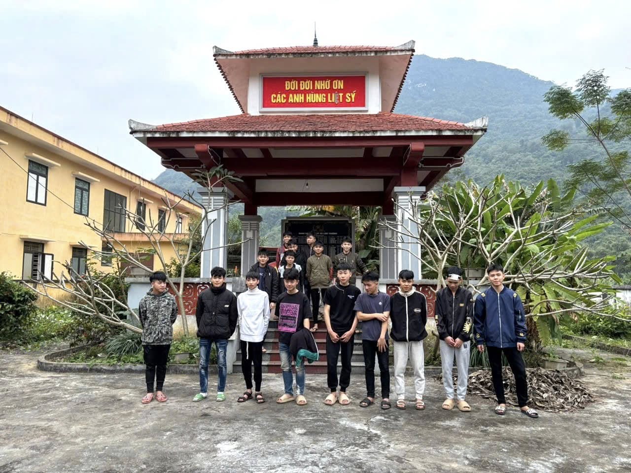 Xử lý nhóm thiếu niên gây mất trật tự bằng lao động công ích, giáo dục truyền thống 6 597001375 1215930734073735 1961911410066459467 n