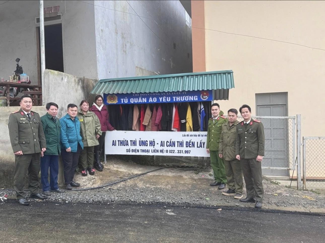 “Tủ quần áo yêu thương” – hơi ấm mùa đông từ Chi đoàn Công an xã Tả Củ Tỷ 3 597221087 1180458100945070 9222341269917131362 n