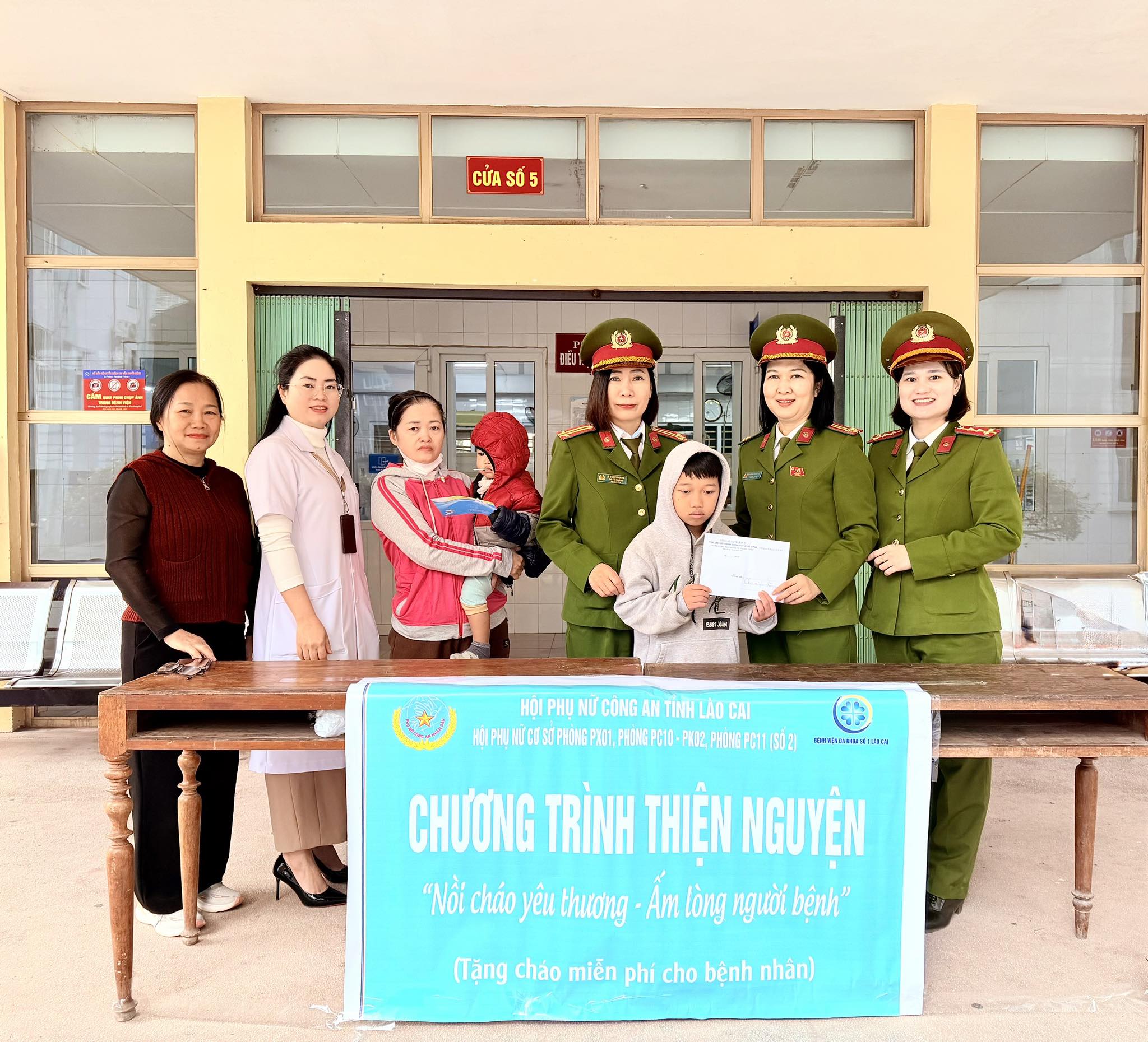 “Nồi cháo yêu thương” của nữ chiến sĩ Công an Lào Cai sưởi ấm người bệnh mùa cuối năm 7 597383122 1181093924214916 1692814292544288123 n