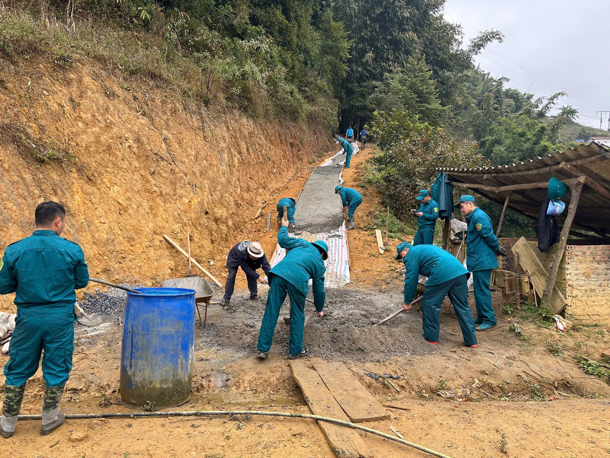 Sa Pa vào cuộc “100 ngày đêm”, quân – dân chung sức làm đường đẹp khu phố du lịch 2 597383243 1391694402966621 6579130899215426001 n