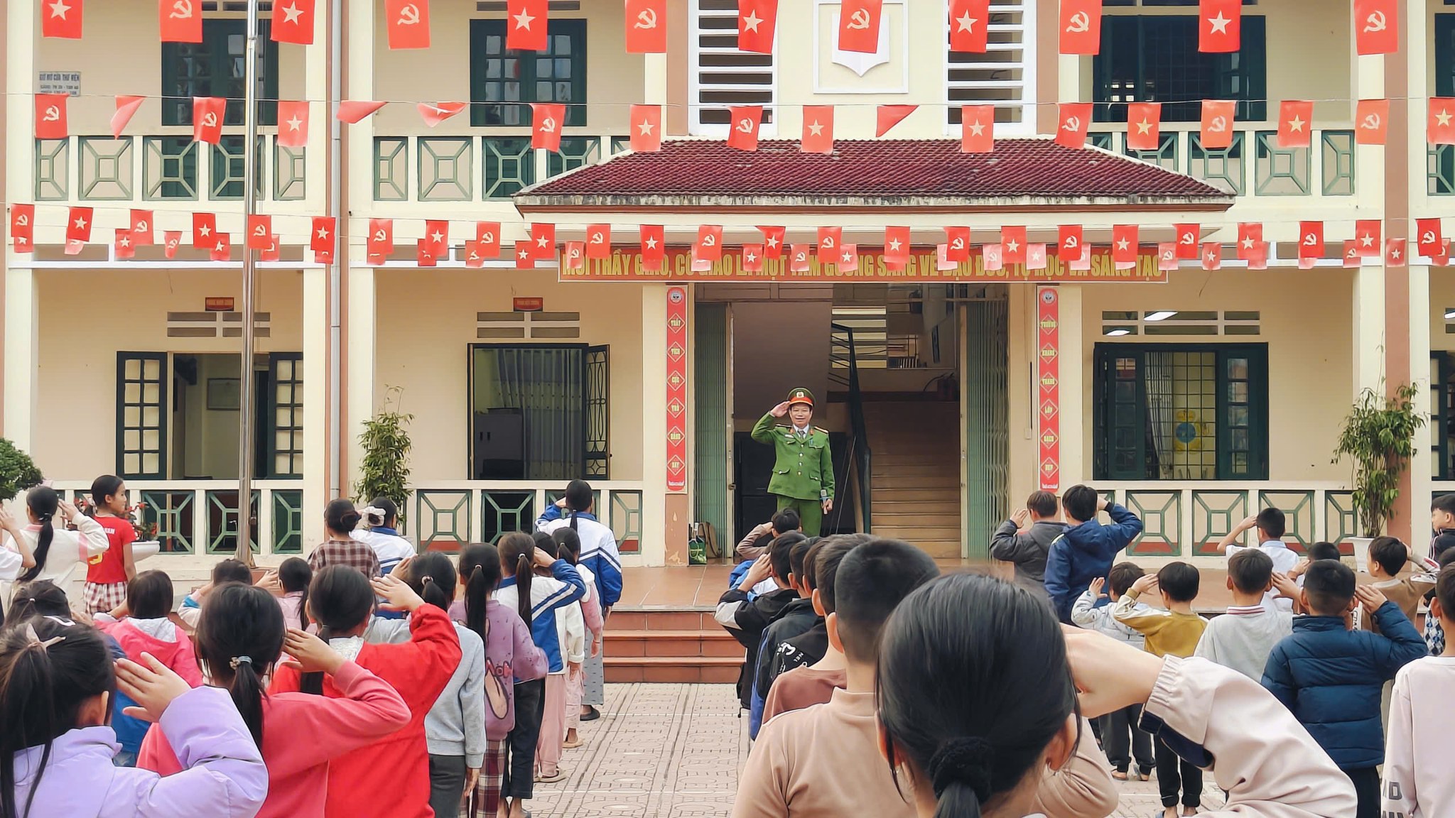 Trường Tiểu học Thống Nhất phối hợp Công an xã Gia Phú tuyên truyền an toàn cho học sinh 3 Các em học sinh hào hức lắng nghe nhưng nội dung được chia sẻ trong buổi tuyên truyền. Công An Xã gia phú cùng nhà trường đã phối hợp mang đến các em học sinh những bài học quý giá về an toàn và kỷ luật. Ảnh: Trường Tiểu Học Thống Nhất