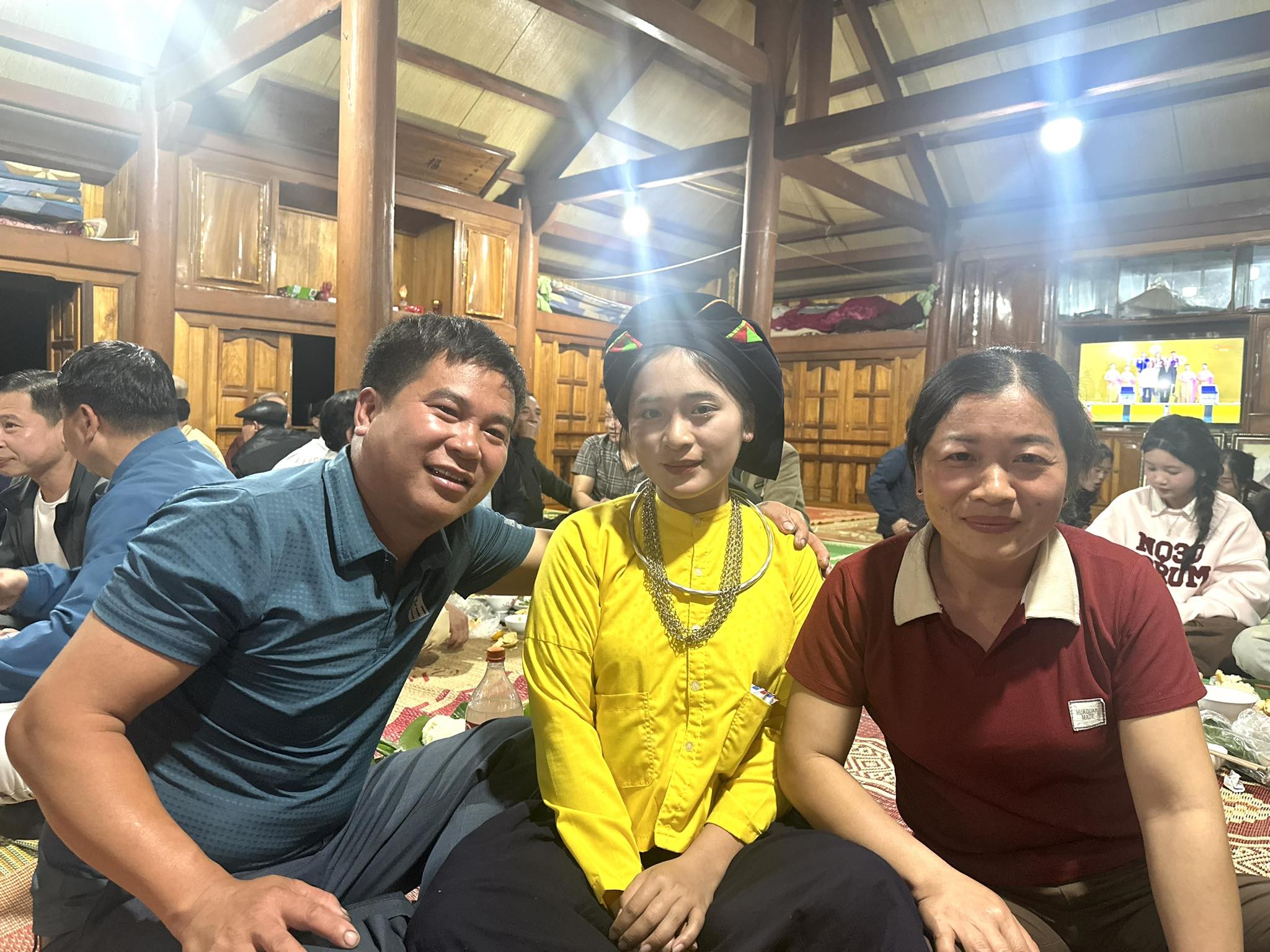 Nhan sắc tuổi 17 của Hoa khôi giải bóng đá dân tộc 2 Phương Thủy và bố mẹ trong lễ mừng công khao chức vô địch. Ảnh CAX Lâm Thượng