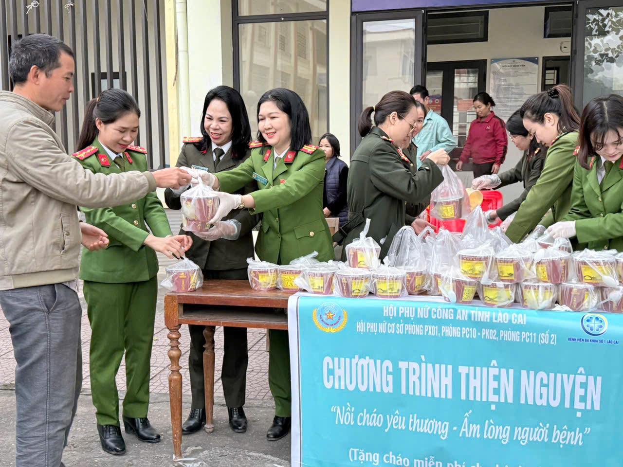“Nồi cháo yêu thương” của nữ chiến sĩ Công an Lào Cai sưởi ấm người bệnh mùa cuối năm 5 597585519 1181088277548814 1891711553872407734 n