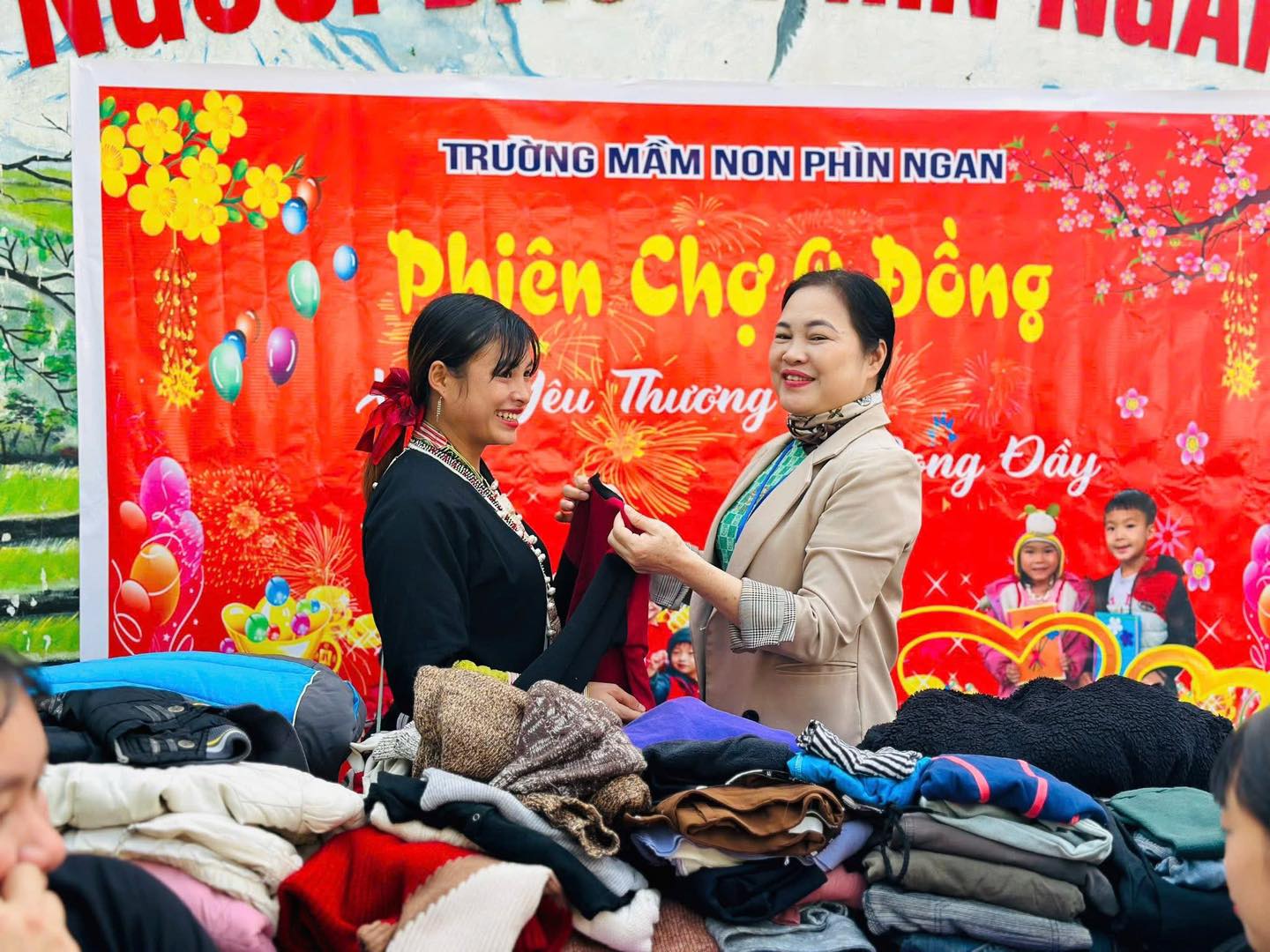 Phiên chợ 0 đồng ấm áp nghĩa tình tại Trường Mầm non Phìn Ngan 2 597617187 1286866009912742 4096456099526049985 n