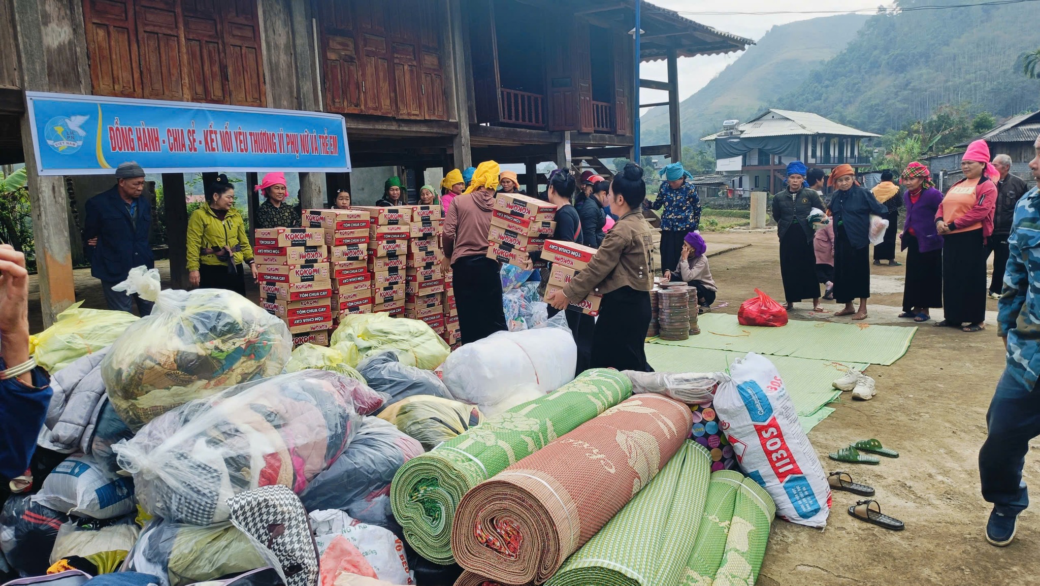 Trao gửi yêu thương, sưởi ấm mùa đông ở Nghĩa Lộ 2 597694686 807764892292190 7163756074033145197 n