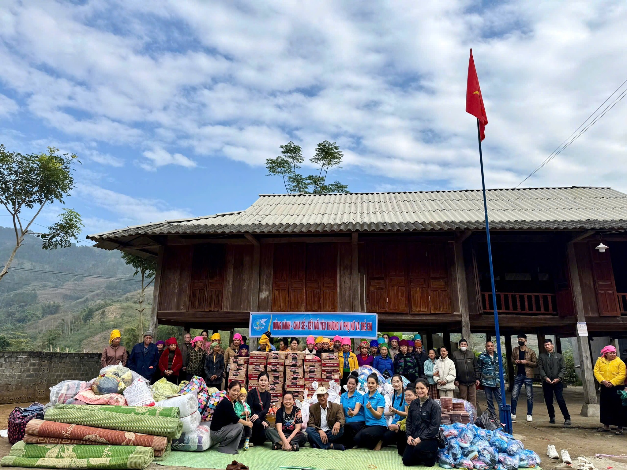 Trao gửi yêu thương, sưởi ấm mùa đông ở Nghĩa Lộ 1 597709423 807764902292189 5080364832213474944 n