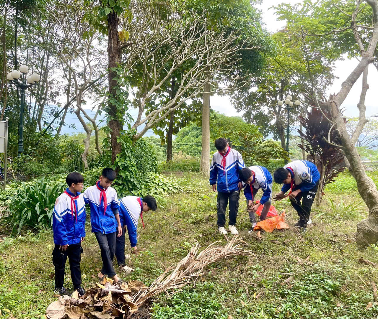 Học sinh Trường TH&THCS Võ Thị Sáu chăm sóc di tích lịch sử, tri ân truyền thống anh hùng 3 597784189 809262218809124 6301780720510403400 n