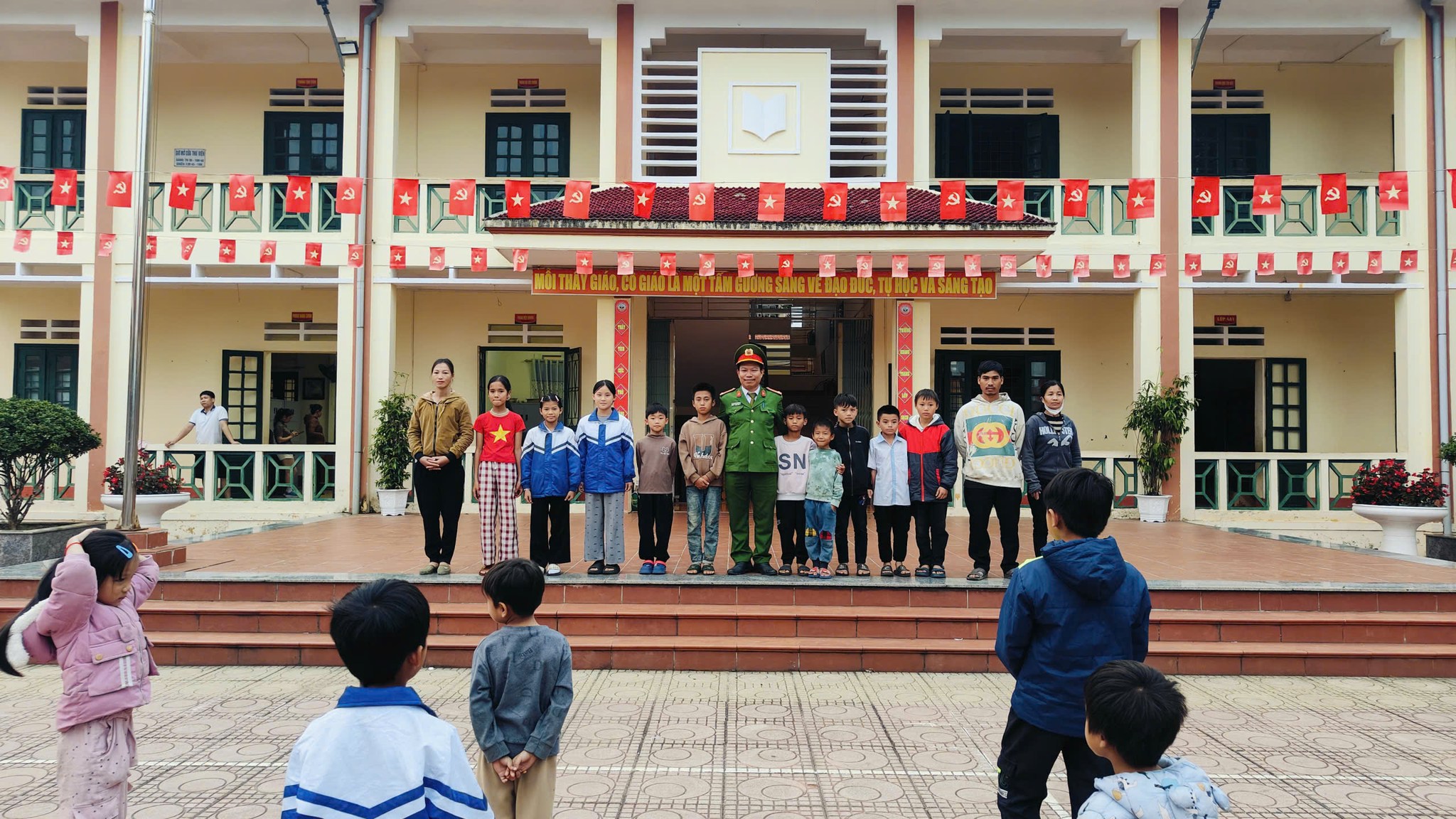 Trường Tiểu học Thống Nhất phối hợp Công an xã Gia Phú tuyên truyền an toàn cho học sinh 5 597808782 122226415556568678 6292100074552155766 n