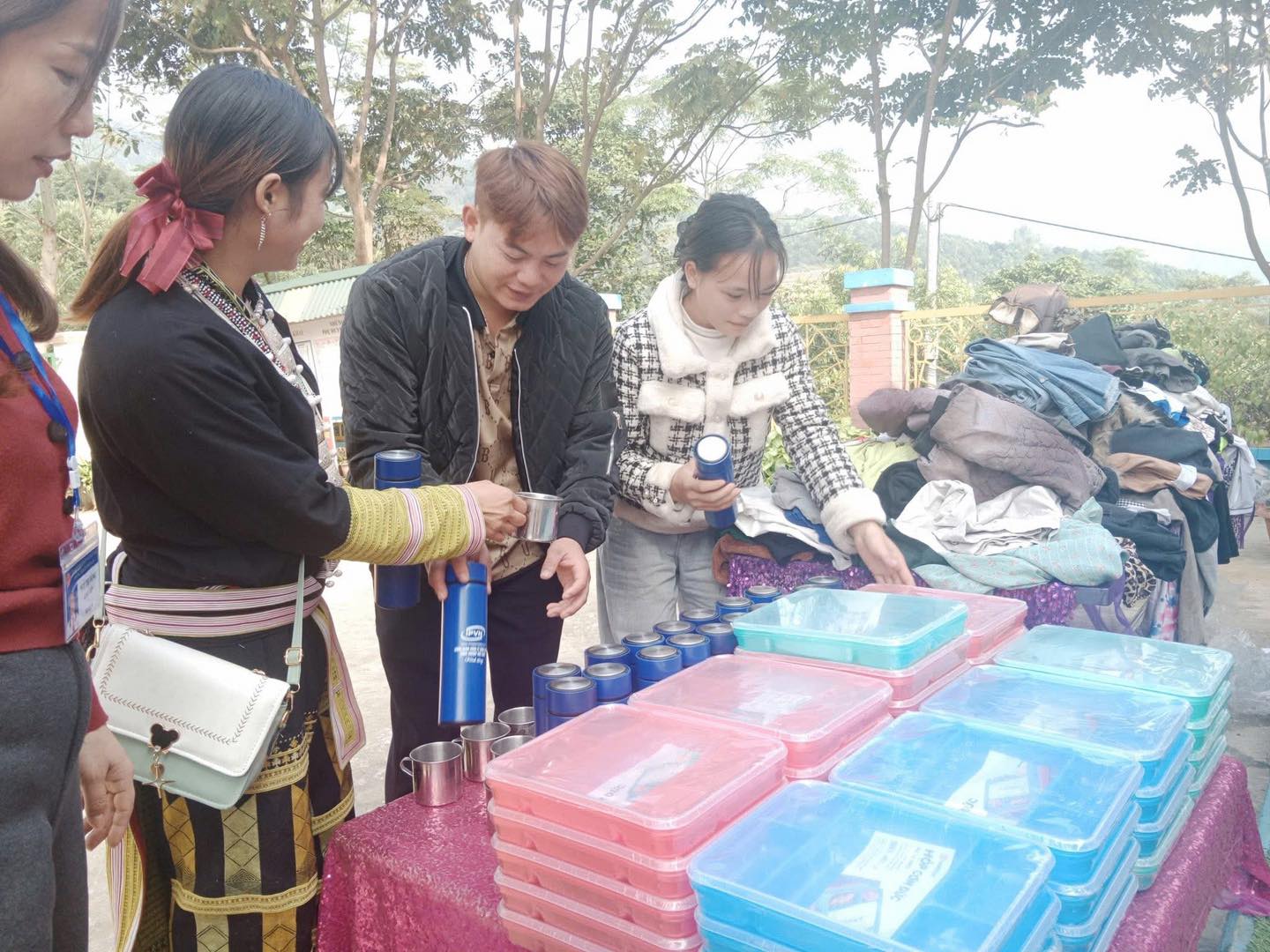 Phiên chợ 0 đồng ấm áp nghĩa tình tại Trường Mầm non Phìn Ngan 6 597826533 1286866106579399 1753528611184818913 n 1