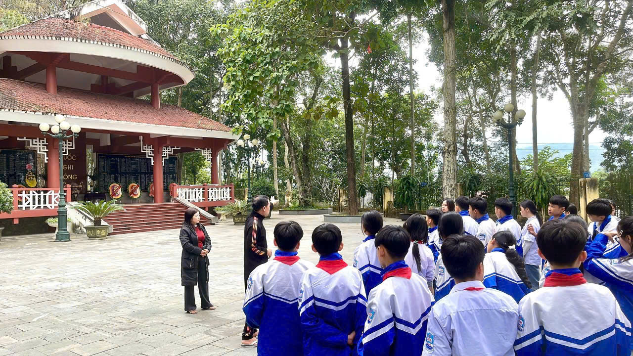 Học sinh Trường TH&THCS Võ Thị Sáu chăm sóc di tích lịch sử, tri ân truyền thống anh hùng 2 597842837 809262208809125 9105934243465532943 n