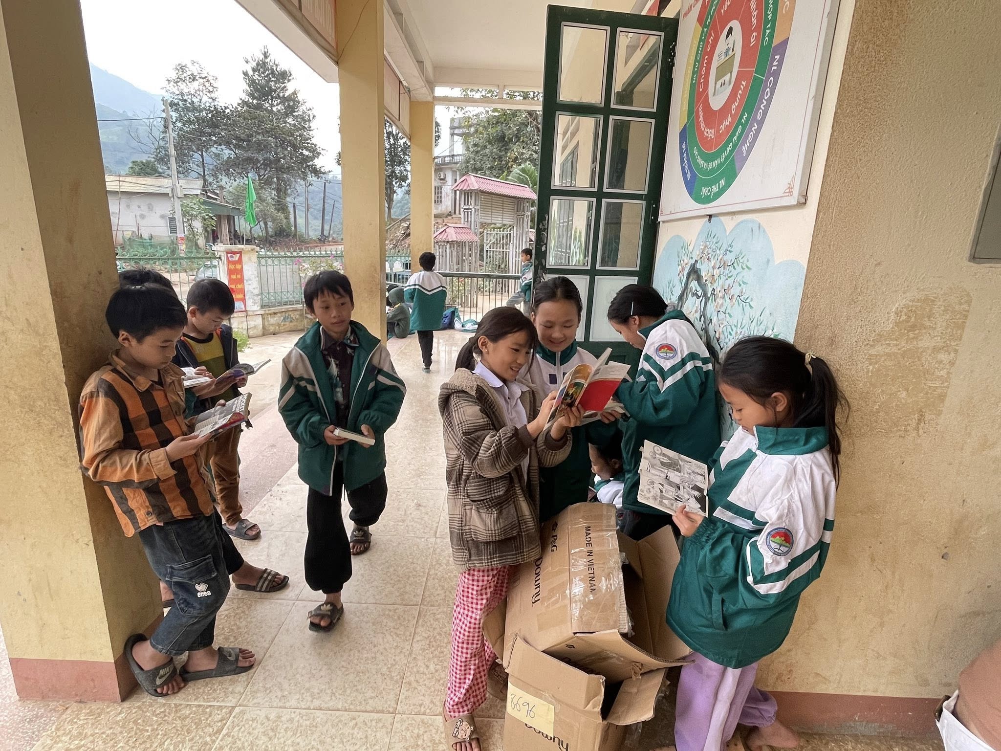 Tủ sách yêu thương đến với học sinh Phìn Ngan: Dấu ấn đẹp của tuổi trẻ Công an xã Bát Xát 3 597846906 877815538230529 6721631330737235640 n