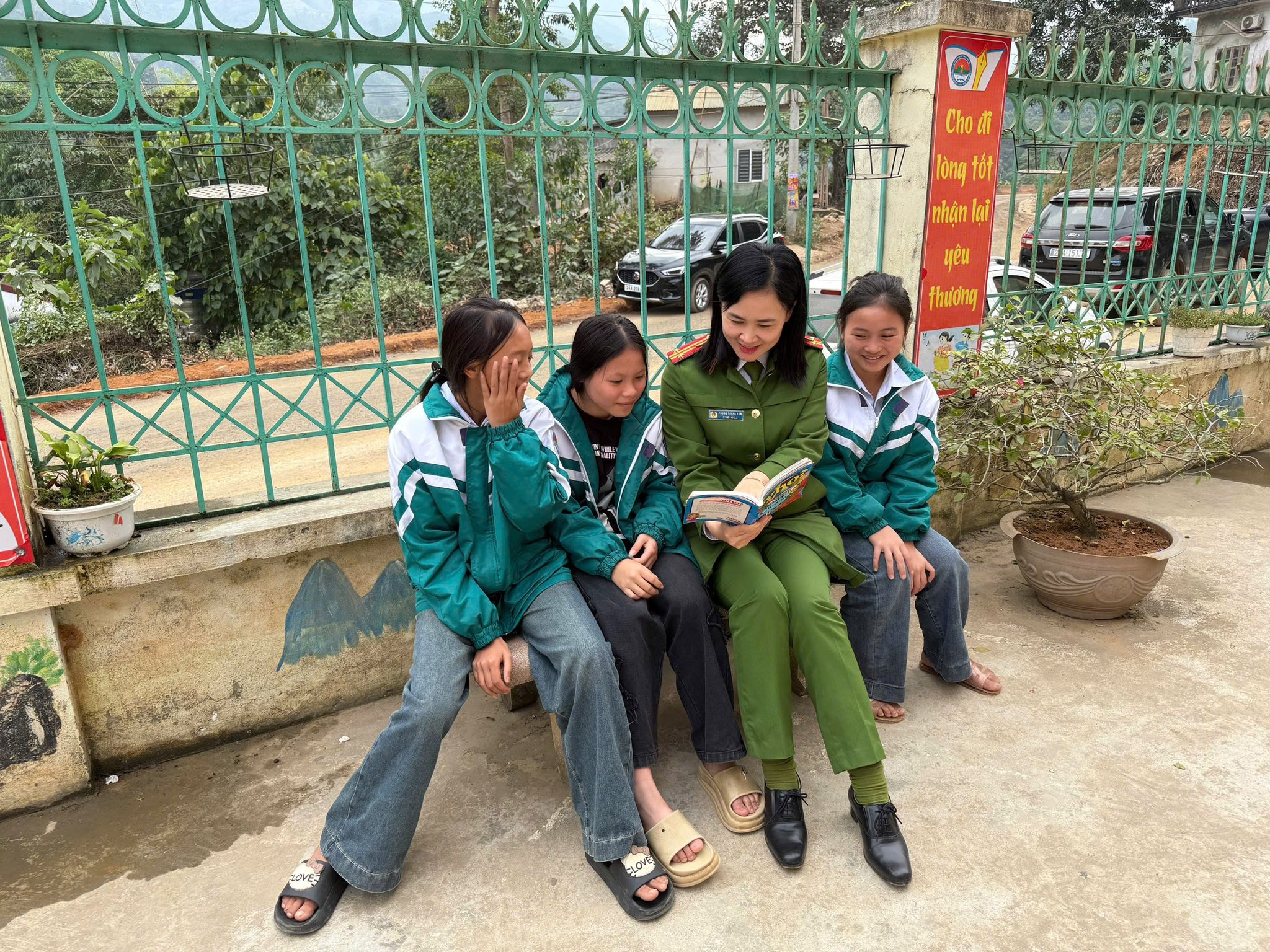 Tủ sách yêu thương đến với học sinh Phìn Ngan: Dấu ấn đẹp của tuổi trẻ Công an xã Bát Xát 1 597901922 877815668230516 225294182496489945 n