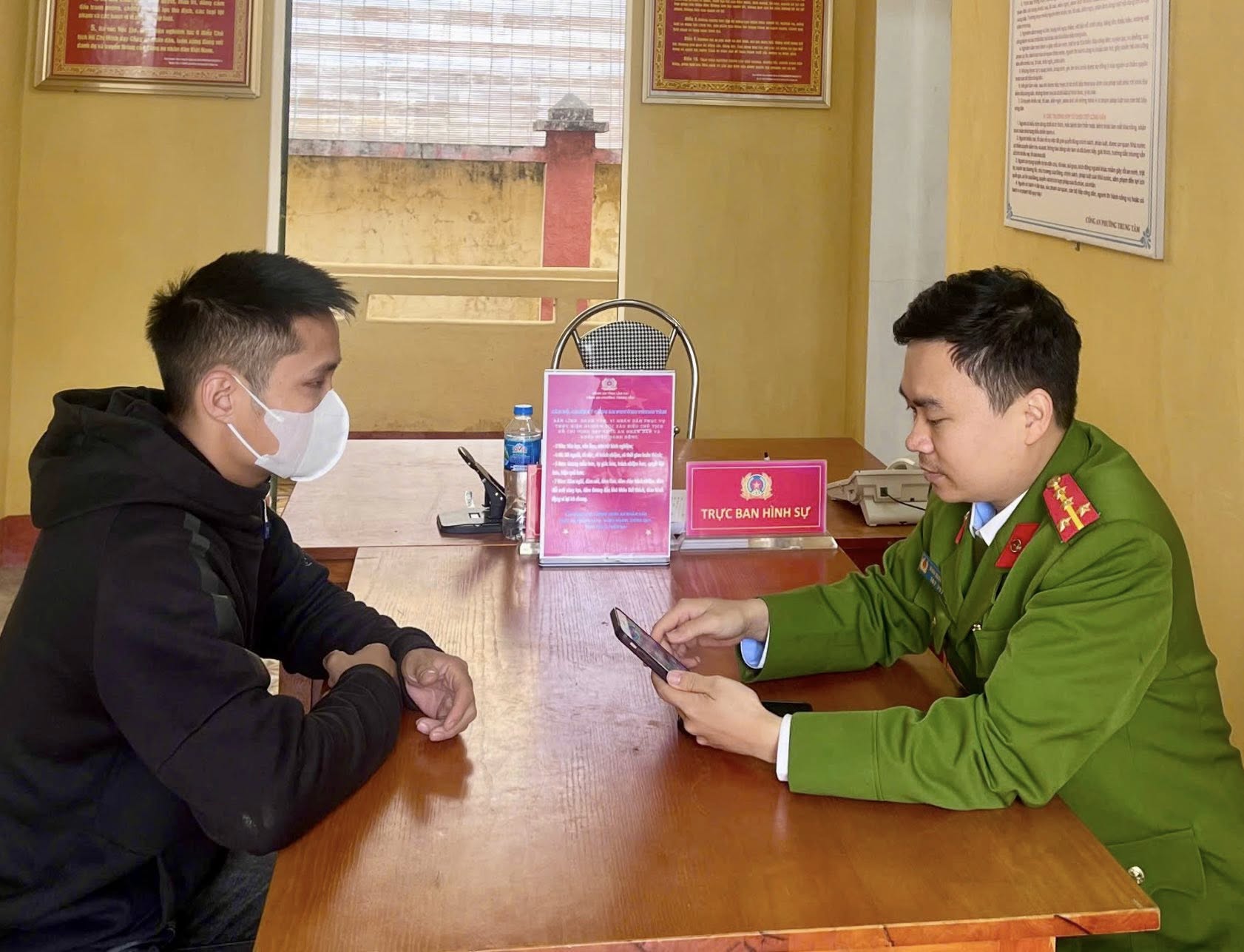 Công an phường Trung Tâm kịp thời ngăn chặn vụ lừa đảo qua ứng dụng vay tiền trực tuyến 1 597902828 854436693962562 505297313230354927 n