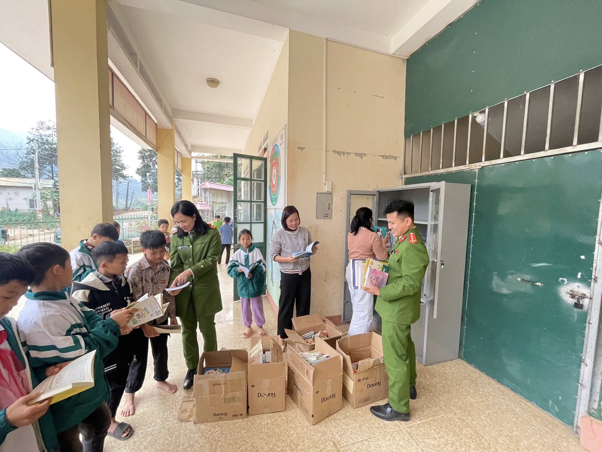 Tủ sách yêu thương đến với học sinh Phìn Ngan: Dấu ấn đẹp của tuổi trẻ Công an xã Bát Xát 2 597902837 877815454897204 3035438368650008006 n