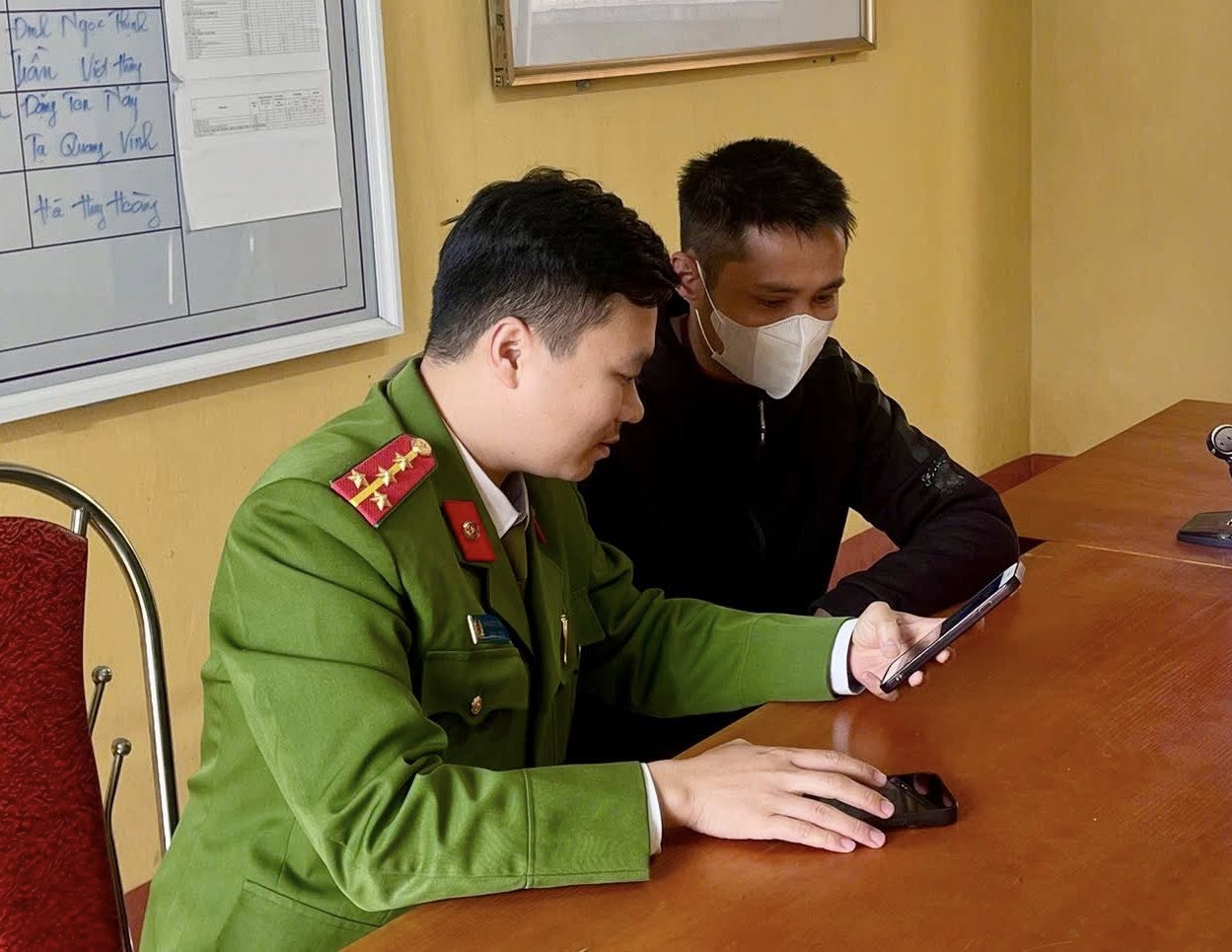 Công an phường Trung Tâm kịp thời ngăn chặn vụ lừa đảo qua ứng dụng vay tiền trực tuyến 2 597933281 854436627295902 8068616334176823965 n