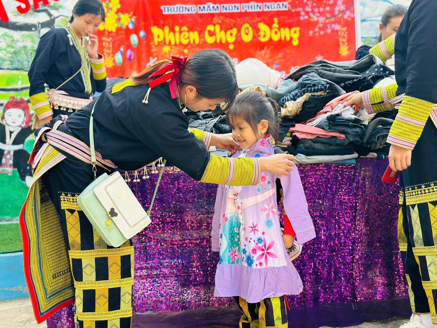 Phiên chợ 0 đồng ấm áp nghĩa tình tại Trường Mầm non Phìn Ngan 3 598037174 1286866046579405 1025439864636846750 n