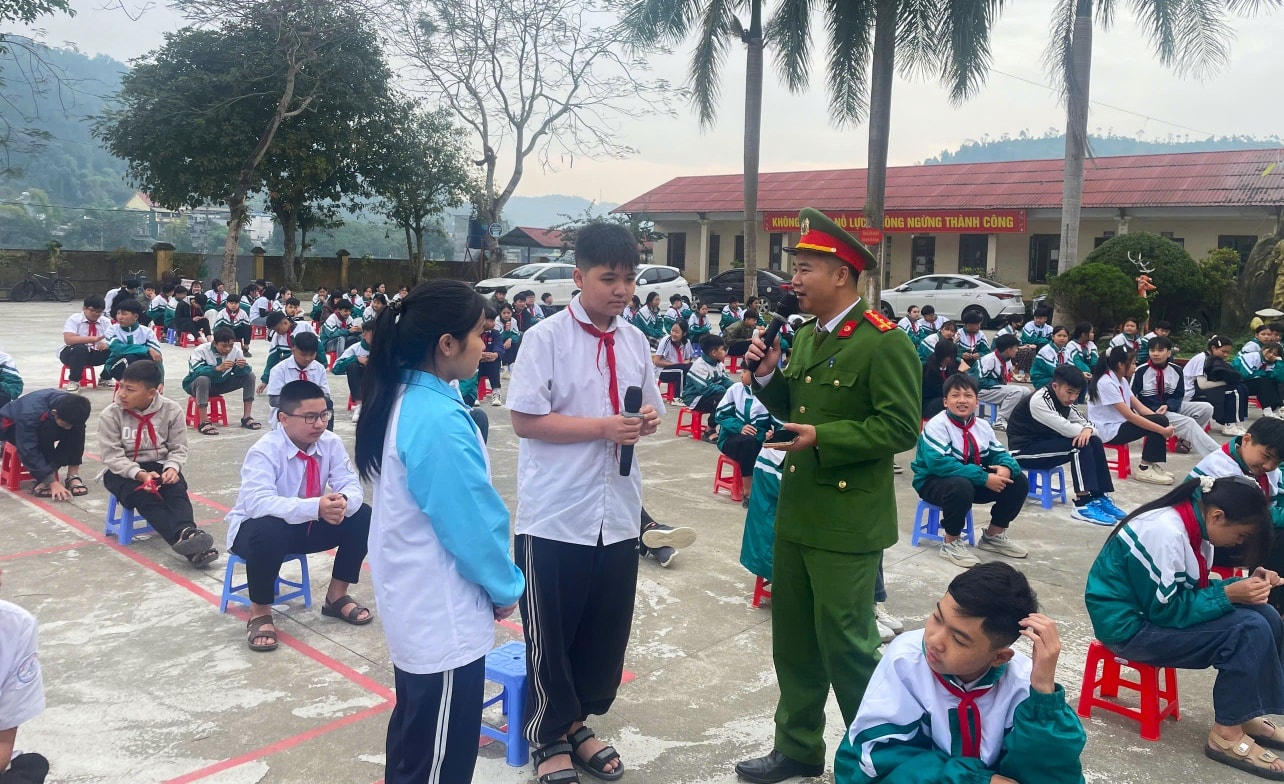 Trường THCS Quang Kim chú trọng xây dựng môi trường học đường an toàn, thân thiện 3 598071502 791735540591922 4335557802661376790 n