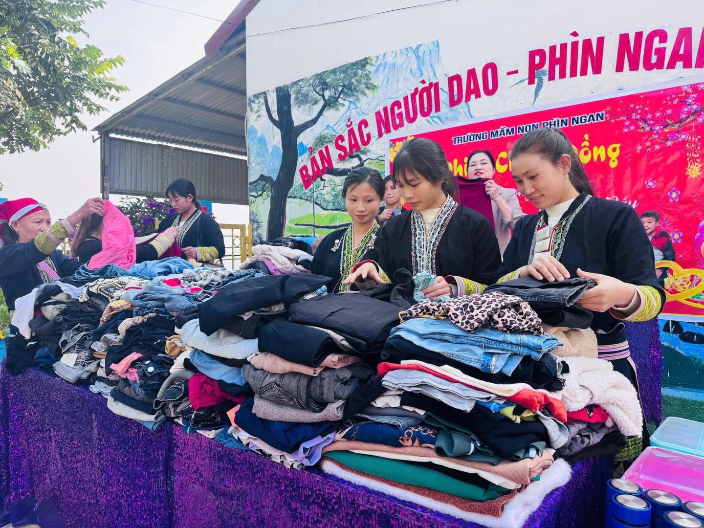 Phiên chợ 0 đồng ấm áp nghĩa tình tại Trường Mầm non Phìn Ngan 8 598144687 1286866173246059 878818526555717265 n