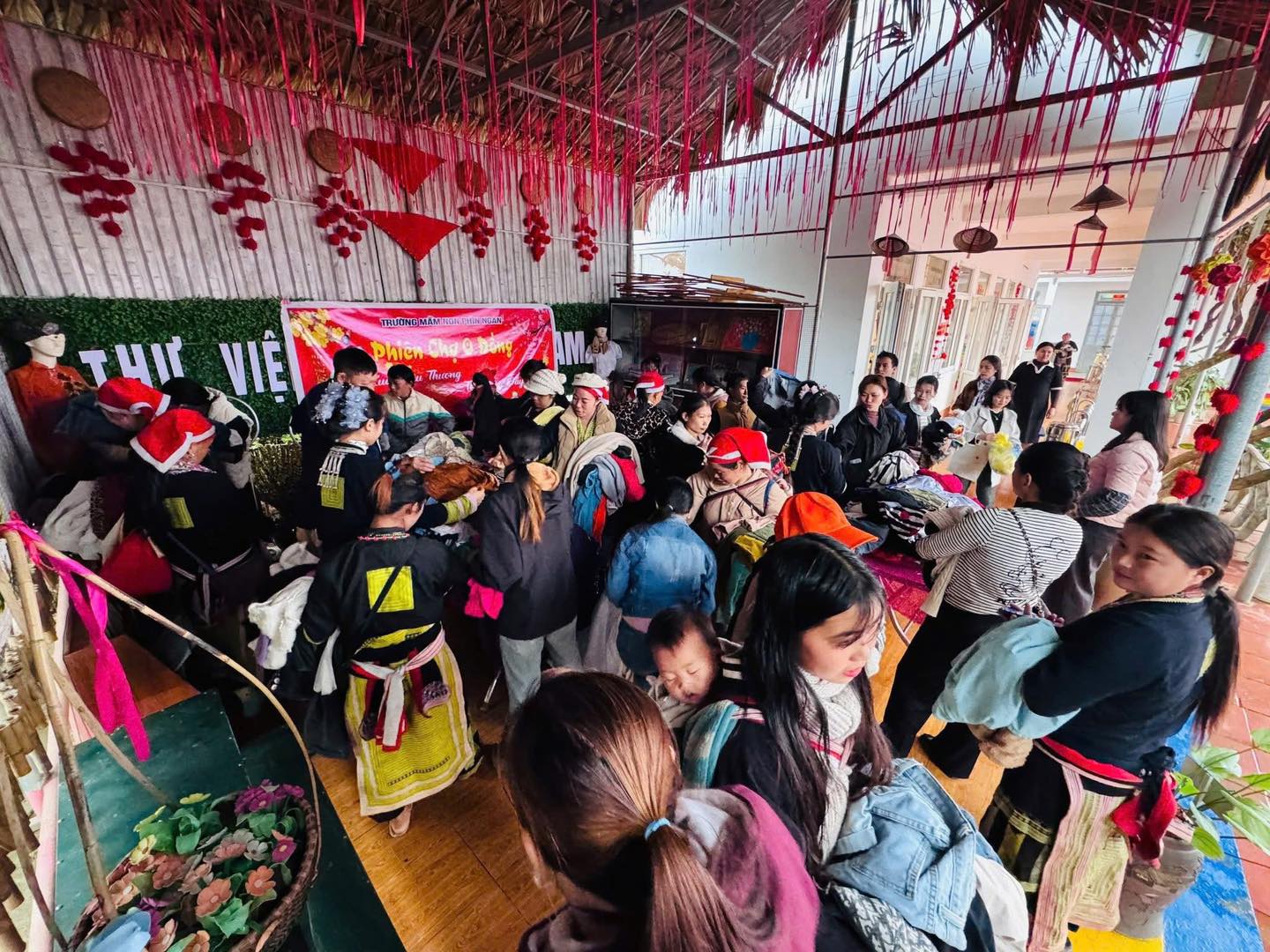 Phiên chợ 0 đồng ấm áp nghĩa tình tại Trường Mầm non Phìn Ngan 7 598265233 1286866123246064 8232794540844048977 n