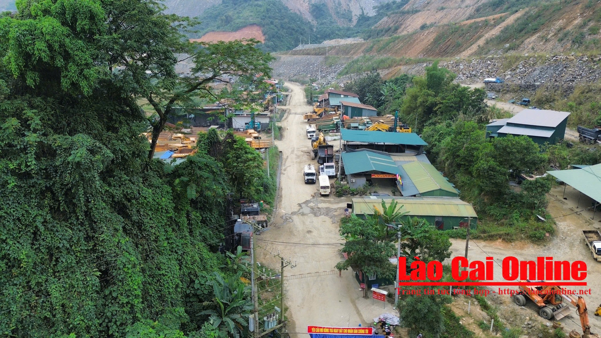 Bên trong mỏ đồng, công nhân vẫn làm việc và ra vào bình thường, người dân chỉ dựng rào chắn, ngăn các phương tiện vận chuyển nguyên vật liệu ra vào khu vực mỏ.Ảnh Du Kỷ