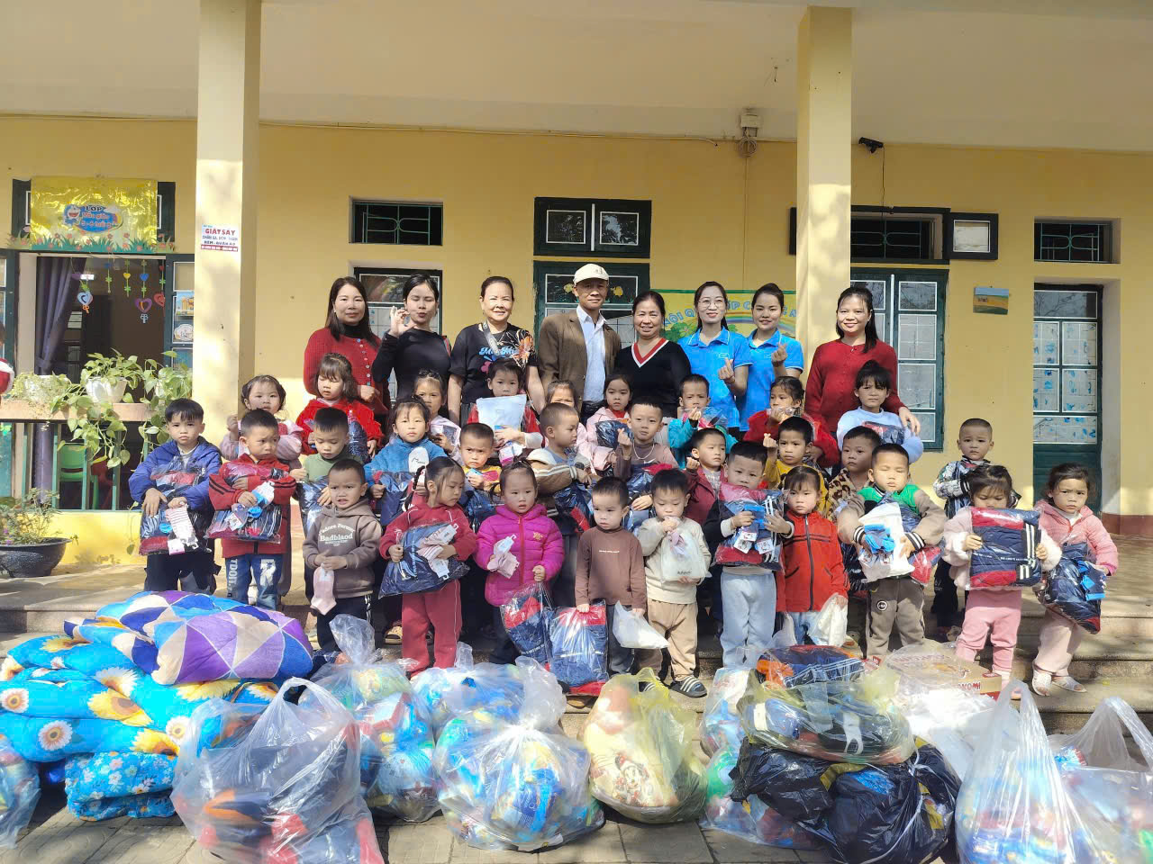 Trao gửi yêu thương, sưởi ấm mùa đông ở Nghĩa Lộ 7 598341843 807765512292128 4435395910715208598 n