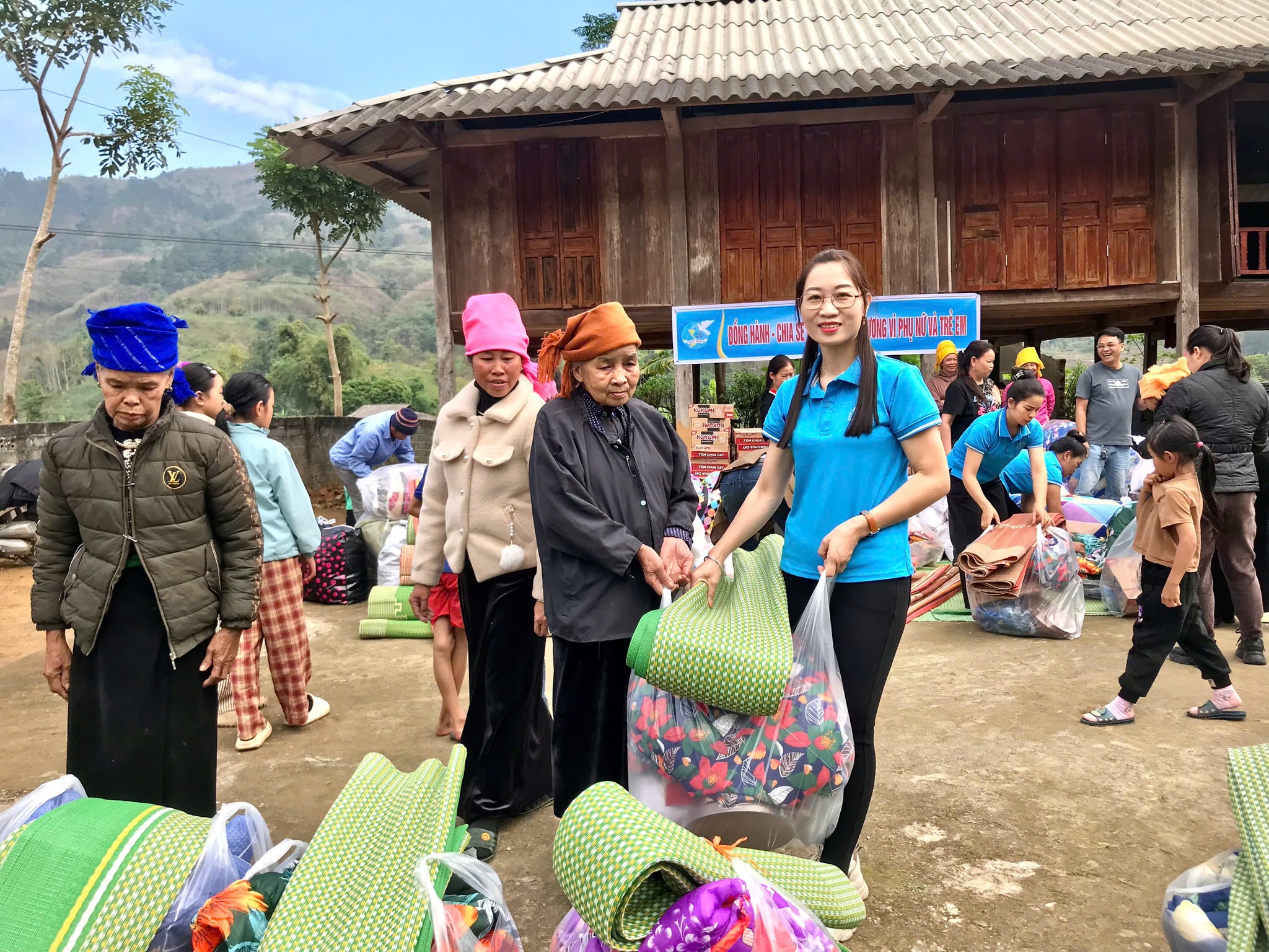 Trao gửi yêu thương, sưởi ấm mùa đông ở Nghĩa Lộ 6 598482133 807765235625489 2624425888218568457 n