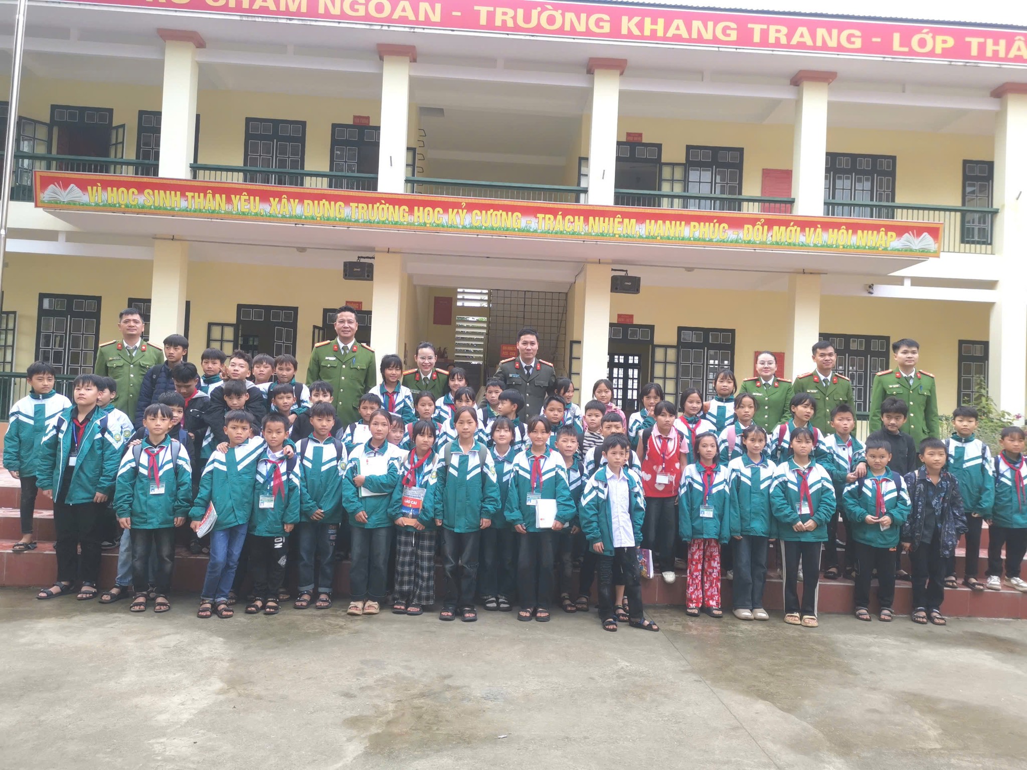 Những chiếc đệm ấm giữa mùa đông: Công an xã Bảo Thắng sẻ chia cùng học sinh bán trú Thái Niên 5 598510477 795343830231557 6551700191756794932 n