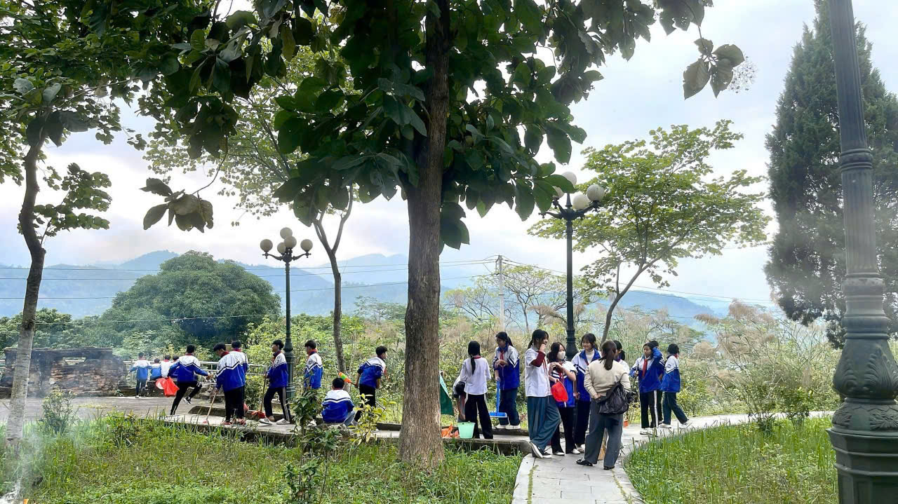 Học sinh Trường TH&THCS Võ Thị Sáu chăm sóc di tích lịch sử, tri ân truyền thống anh hùng 6 598630595 809262492142430 6245093982022286697 n