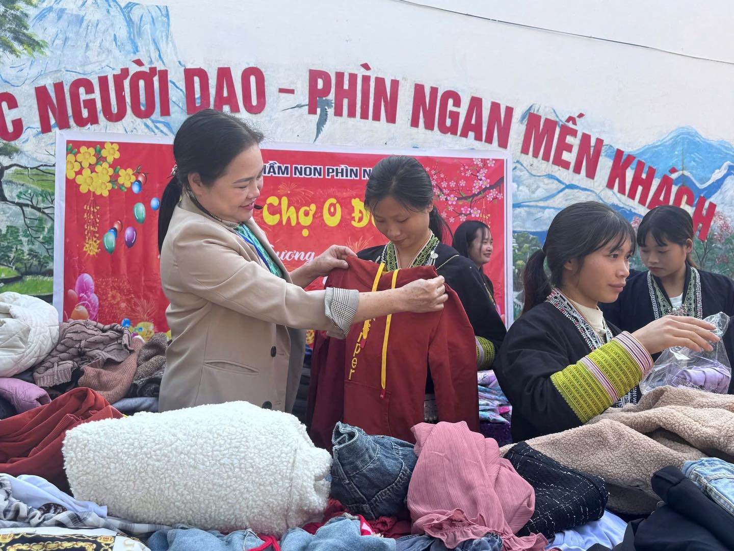 Phiên chợ 0 đồng ấm áp nghĩa tình tại Trường Mầm non Phìn Ngan 9 598764491 1286866179912725 2570078862378884511 n