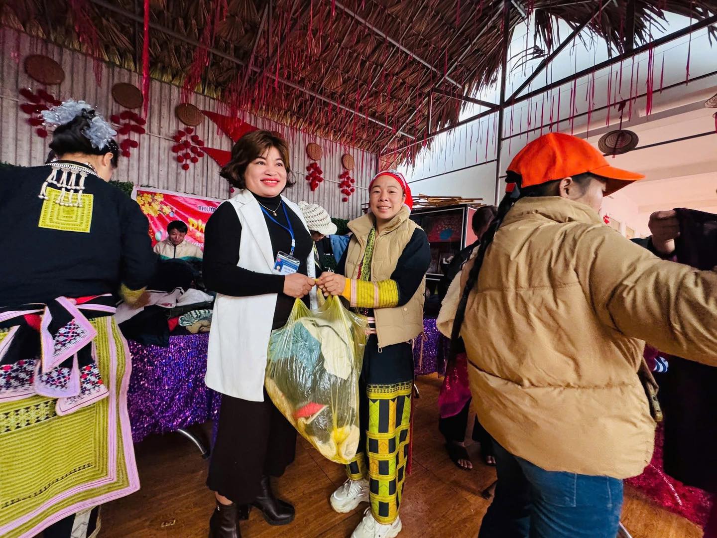 Phiên chợ 0 đồng ấm áp nghĩa tình tại Trường Mầm non Phìn Ngan 1 598792202 1286865993246077 7659383250614801688 n