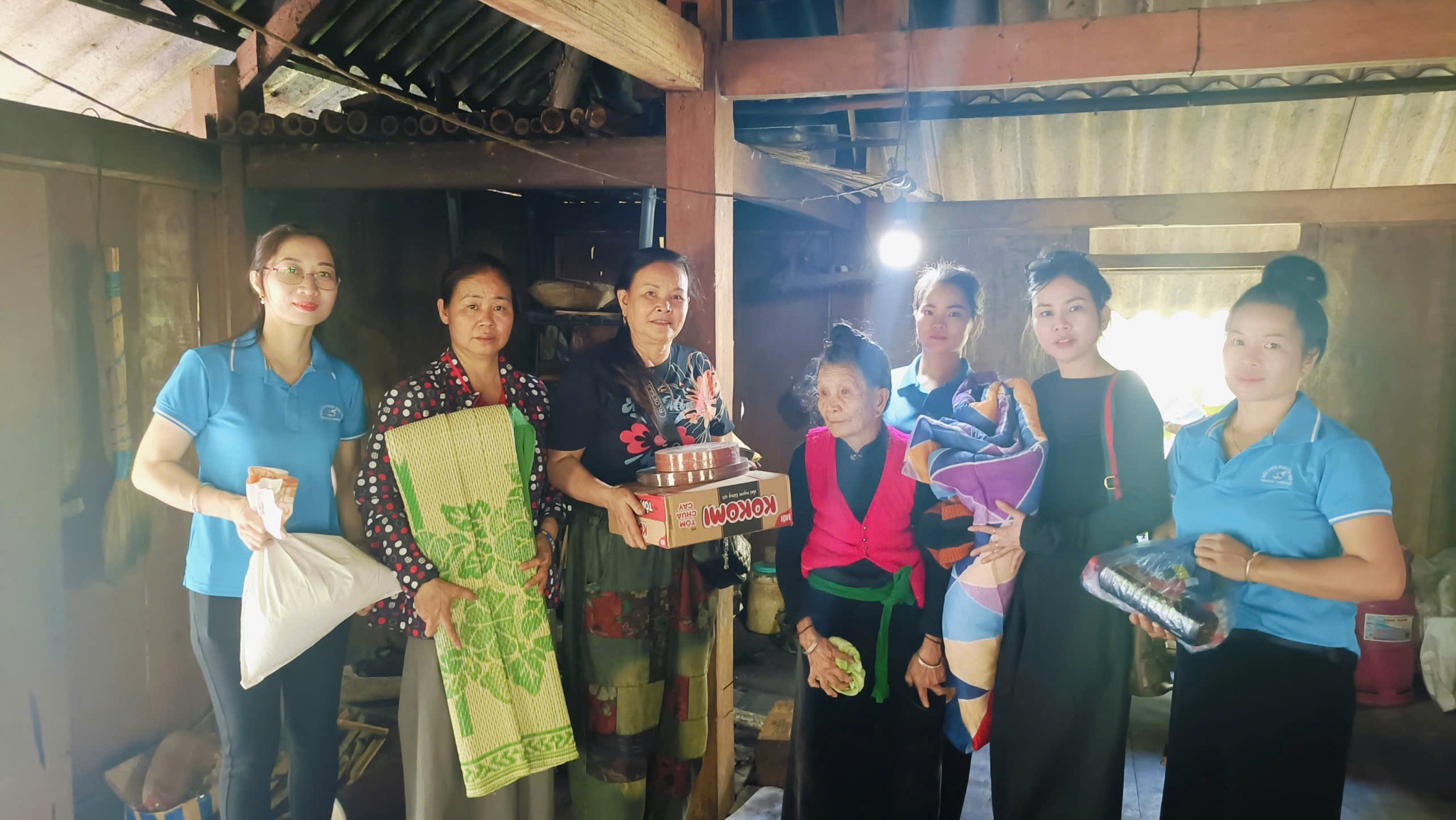 Trao gửi yêu thương, sưởi ấm mùa đông ở Nghĩa Lộ 5 598900868 807765458958800 3098055118430579338 n