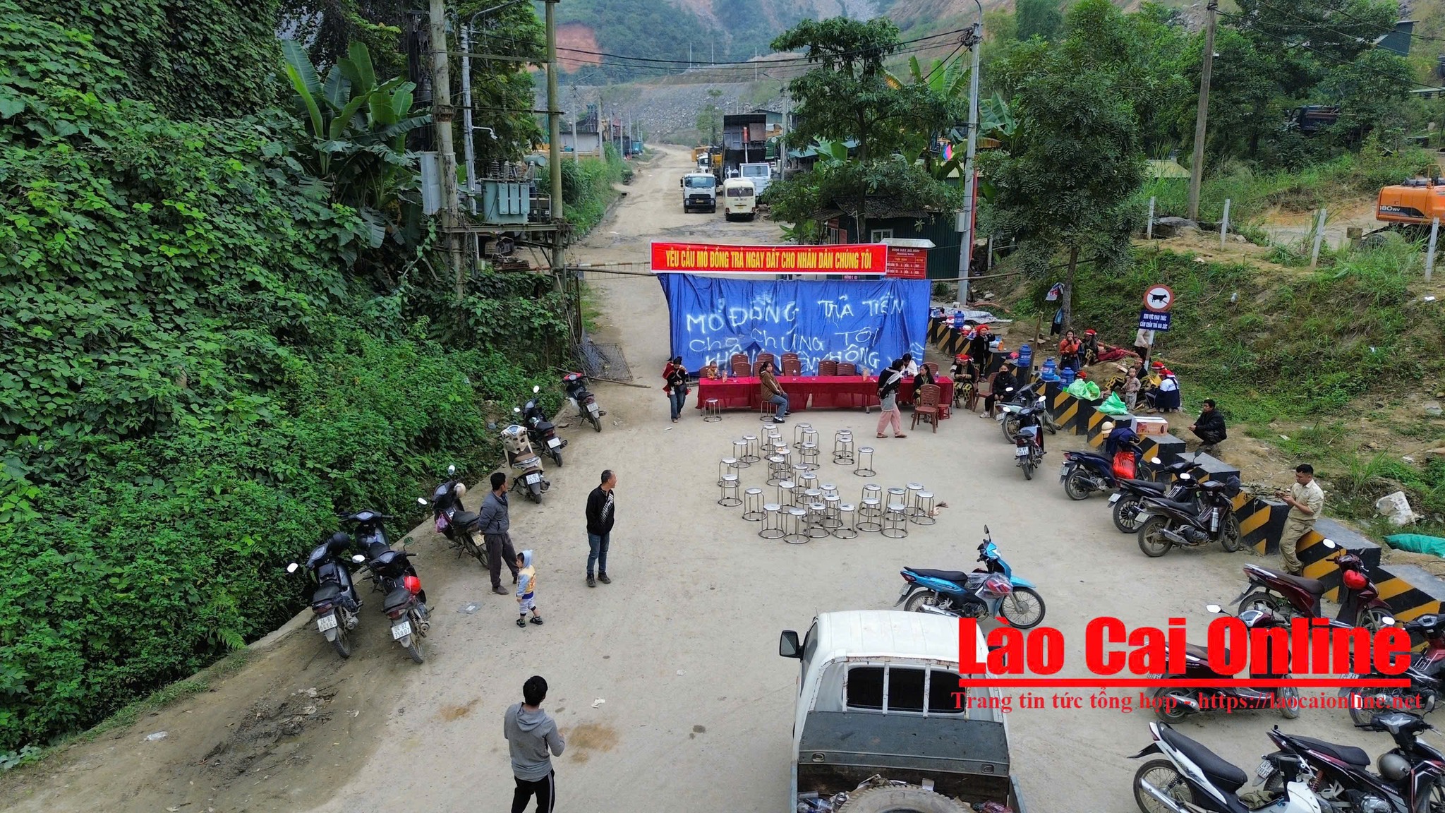 Người dân tập trung tại lán trại dựng tạm trước cổng vào khu vực khai thác của mỏ đồng Tả Phời. Ảnh: Du Kỷ