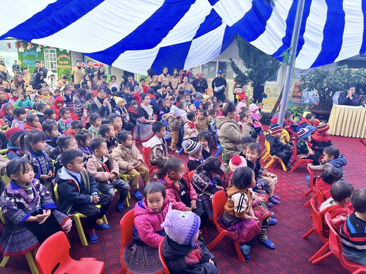 Chung tay vun đắp tương lai học trò vùng cao Lao Chải 2 599768857 1671616417588417 4498885271898644371 n