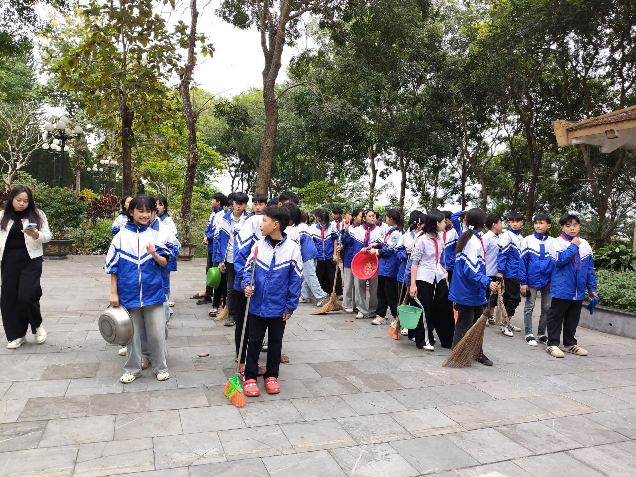 Học sinh Trường TH&THCS Võ Thị Sáu chăm sóc di tích lịch sử, tri ân truyền thống anh hùng 1 600133271 809262205475792 6601667249046936722 n