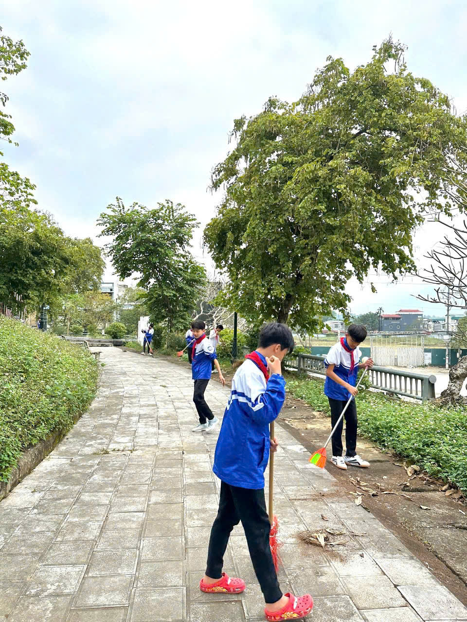 Học sinh Trường TH&THCS Võ Thị Sáu chăm sóc di tích lịch sử, tri ân truyền thống anh hùng 7 600222774 809262485475764 1884795197787025164 n