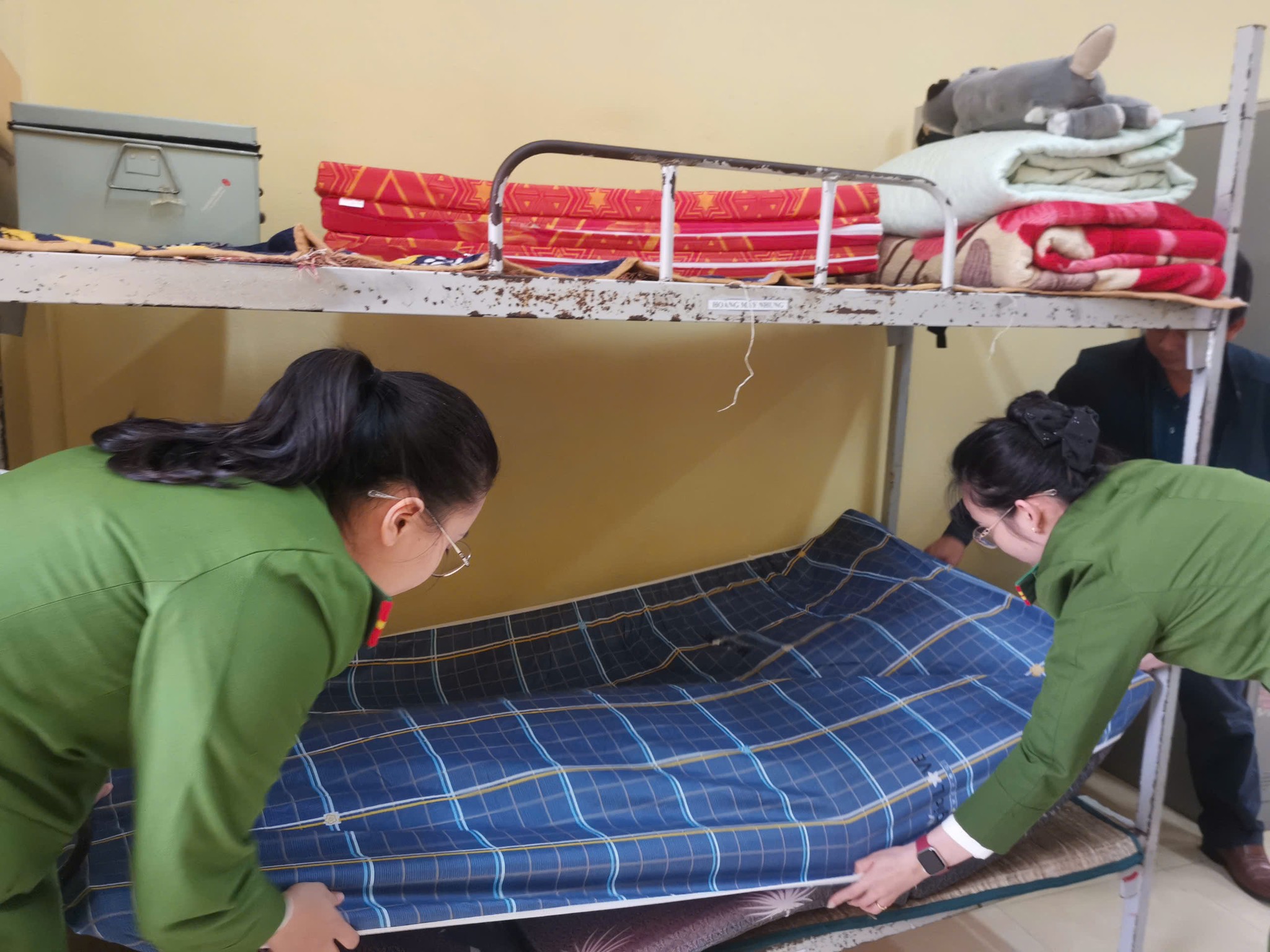 Những chiếc đệm ấm giữa mùa đông: Công an xã Bảo Thắng sẻ chia cùng học sinh bán trú Thái Niên 3 600278897 795343936898213 7976896649837060233 n