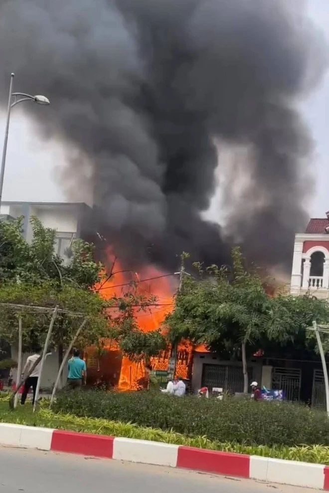 Những hình ảnh về vụ cháy lan truyền trên mạng. Ảnh cắt từ clip.