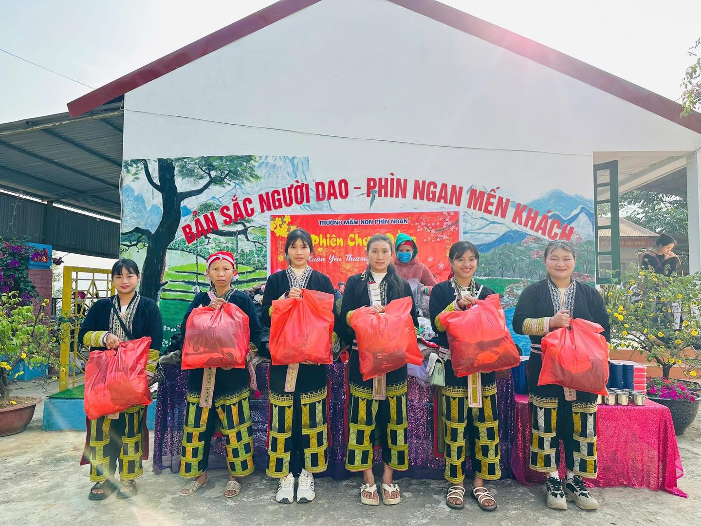 Phiên chợ 0 đồng ấm áp nghĩa tình tại Trường Mầm non Phìn Ngan 5 600347802 1286866033246073 850270126147914592 n