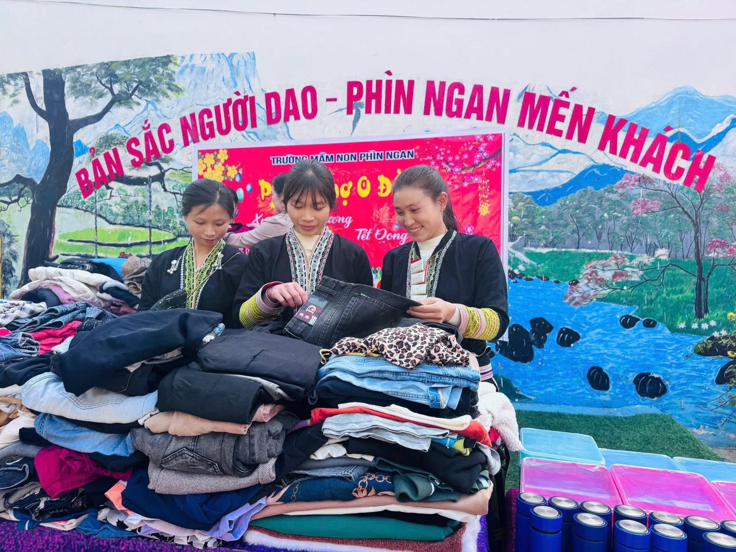 Phiên chợ 0 đồng ấm áp nghĩa tình tại Trường Mầm non Phìn Ngan 4 600505026 1286866149912728 681601509154289853 n