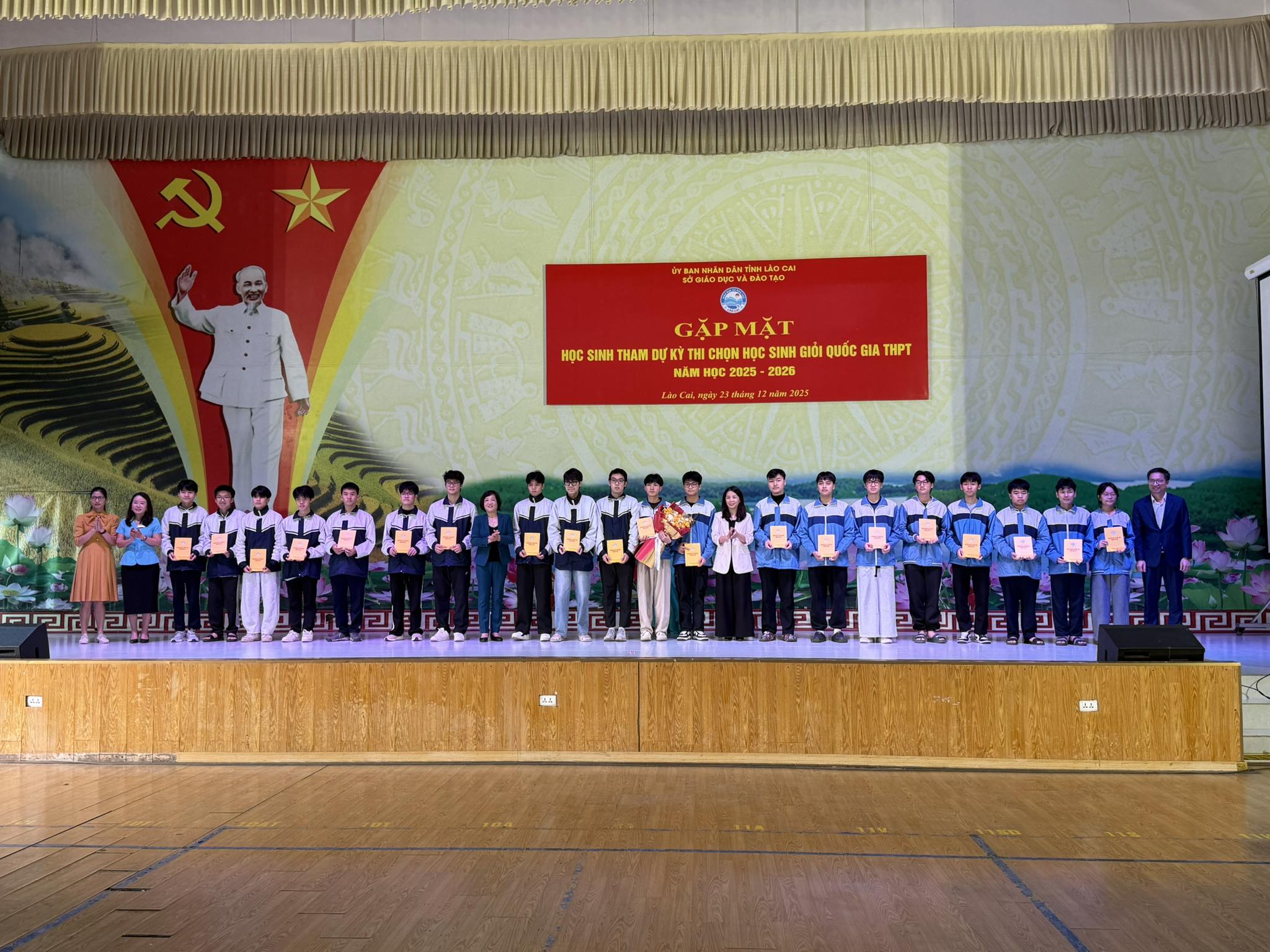 Tiếp lửa đam mê, nâng bước học trò Lào Cai chinh phục kỳ thi học sinh giỏi quốc gia 4 601967000 1376592817596715 4875439280255468131 n