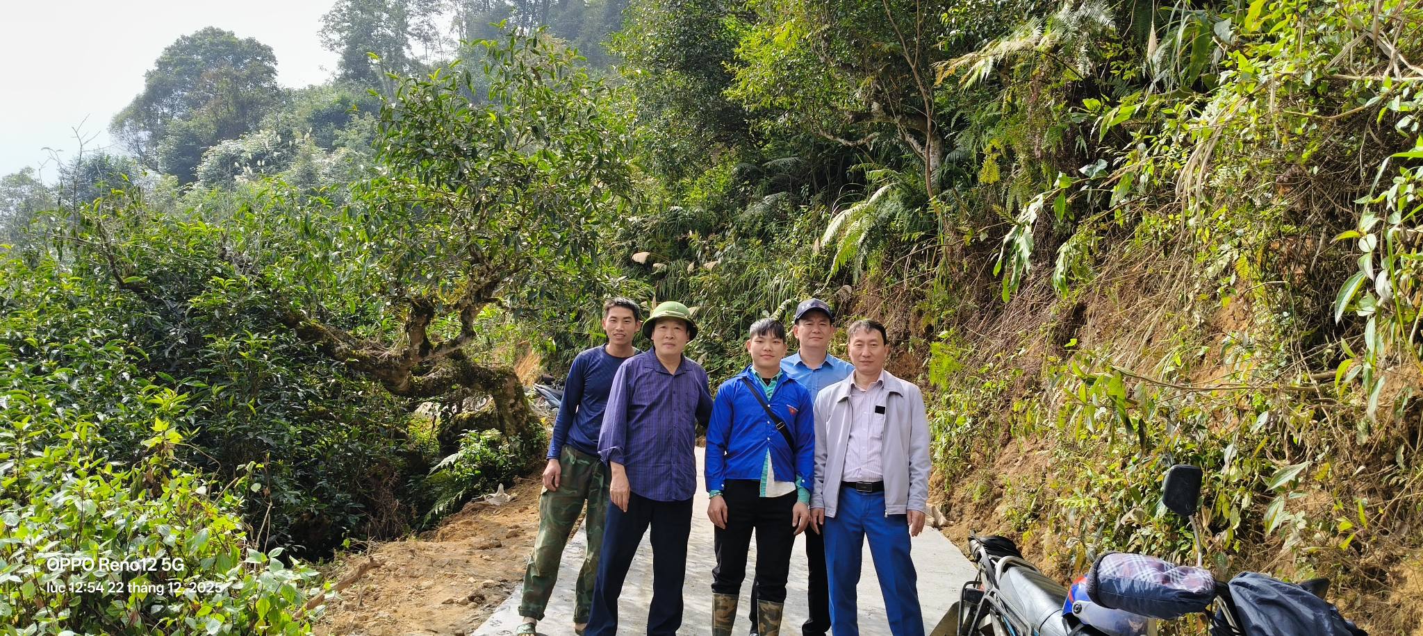 Lãnh đạo xã Sơn Lương và người dân thôn Giàng Pằng trên tuyến “Con đường em đến trường” đang thi công