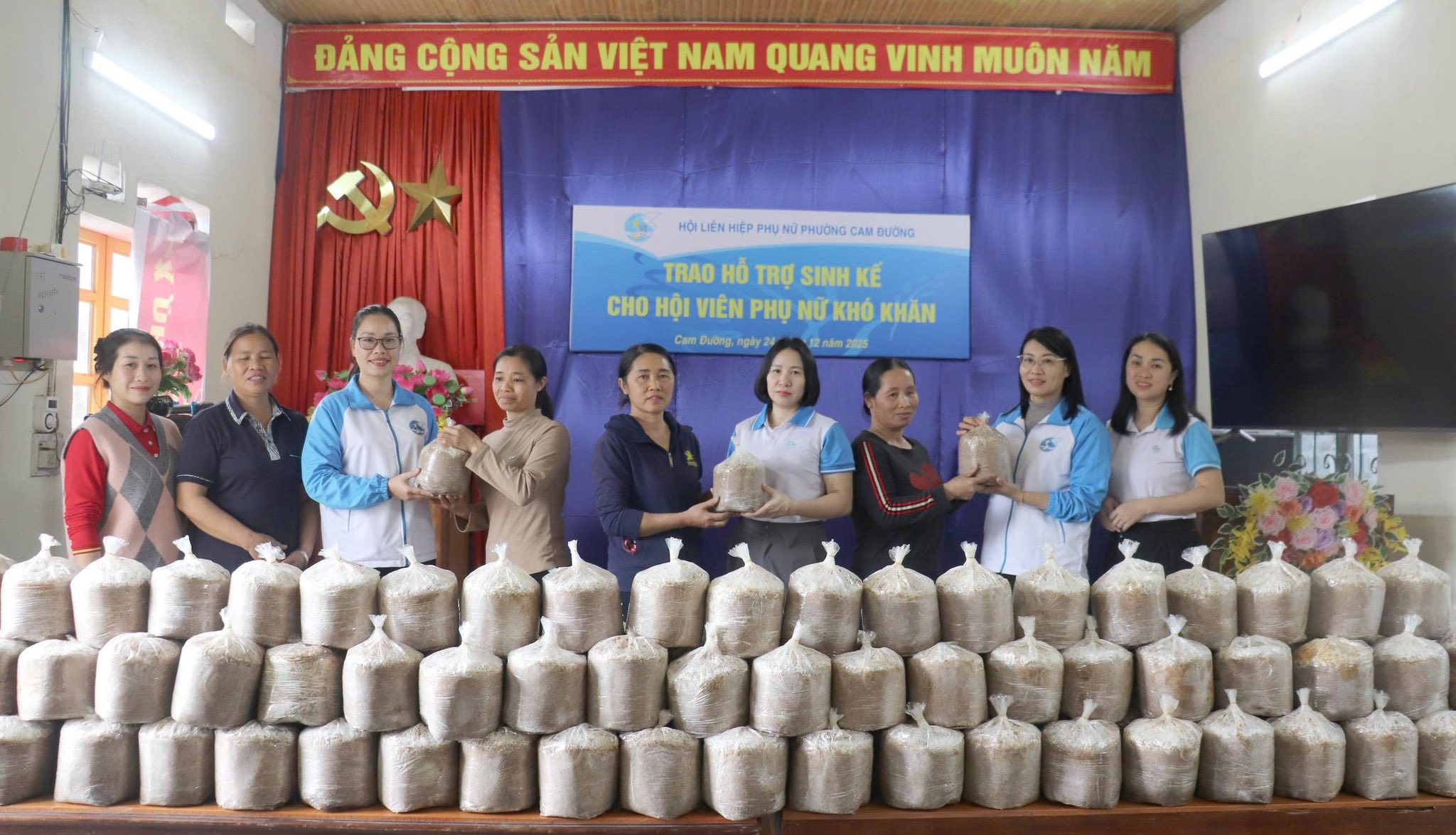 Trao sinh kế – Gieo hy vọng cho phụ nữ khó khăn ở Cam Đường 7 602978246 889939816875841 1402865837236686284 n