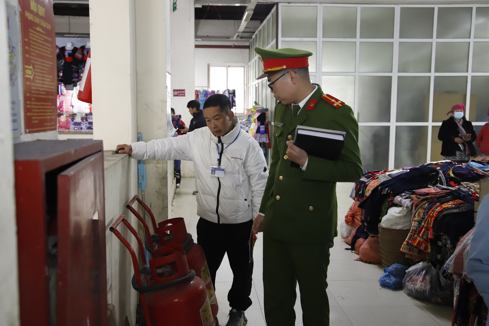 Giữ bình yên mùa lễ hội: Lào Cai tăng cường phòng cháy tại chợ Sa Pa trước Tết 2026 2 603806479 1409068064562588 1487377519410444823 n