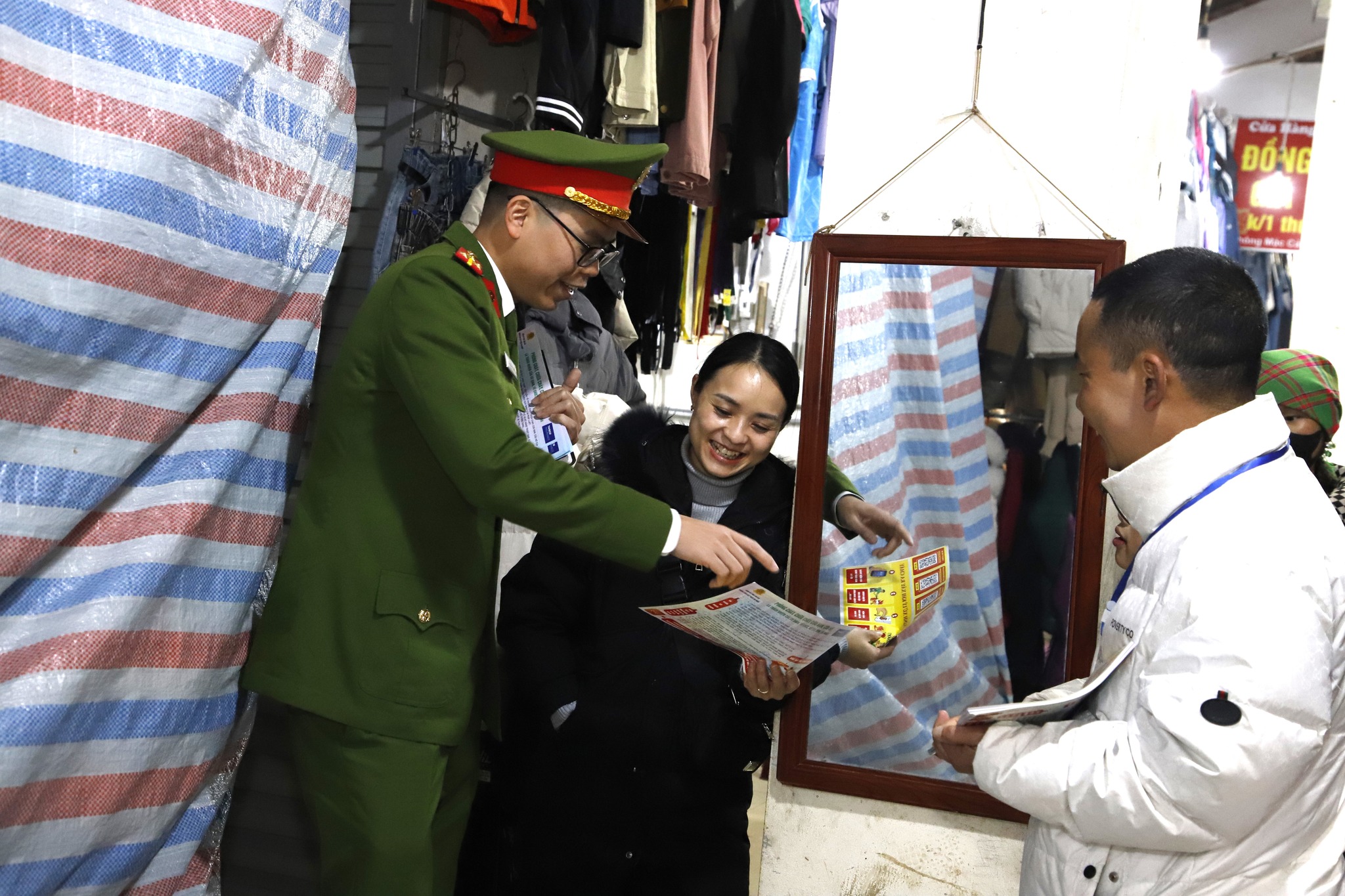 Giữ bình yên mùa lễ hội: Lào Cai tăng cường phòng cháy tại chợ Sa Pa trước Tết 2026 6 603821752 1409068127895915 1374871093487564722 n